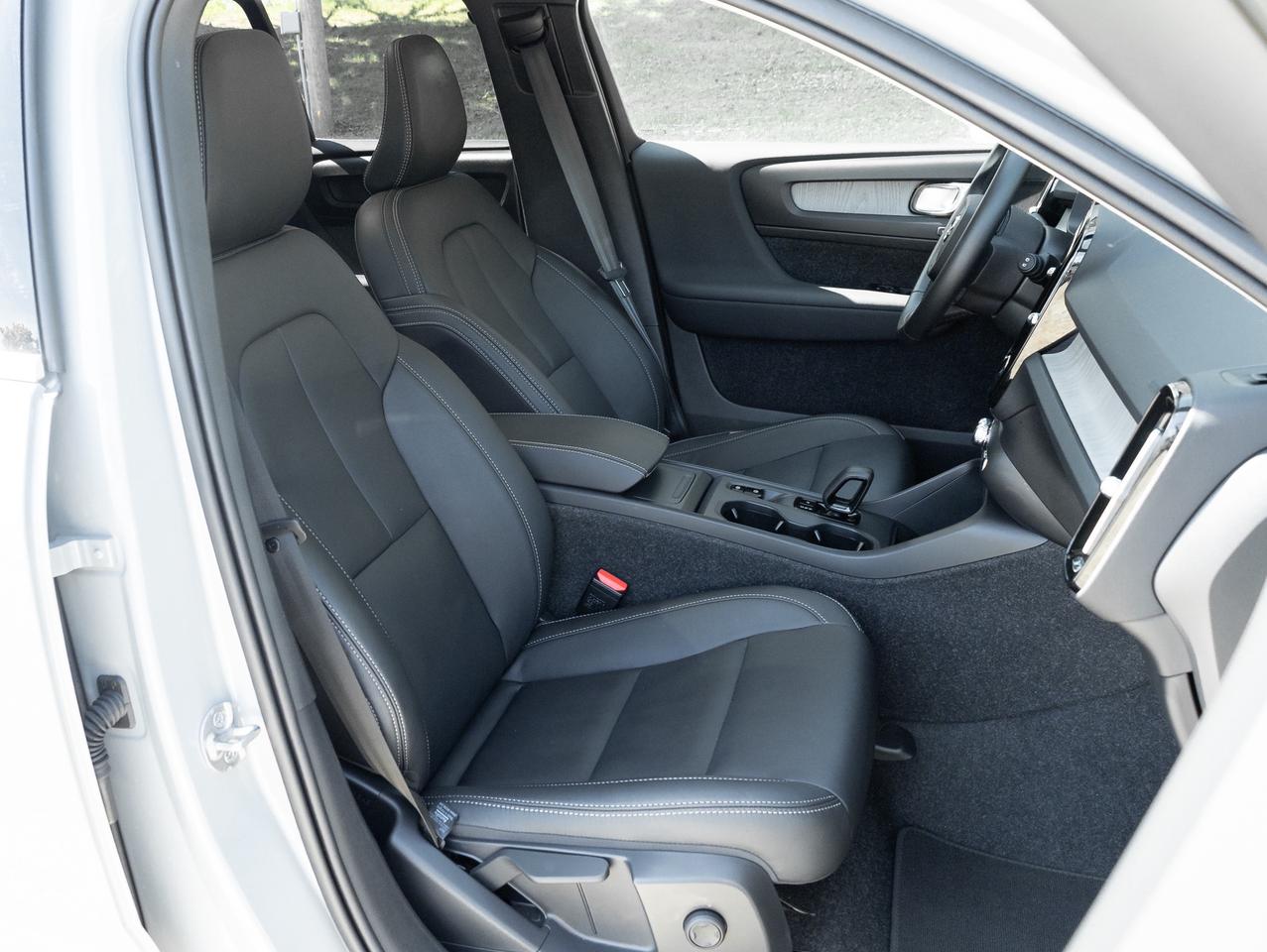 2025 Volvo XC40 B5 AWD Bright Theme  SUPER LOW KM  POWER PANO ROOF Photo