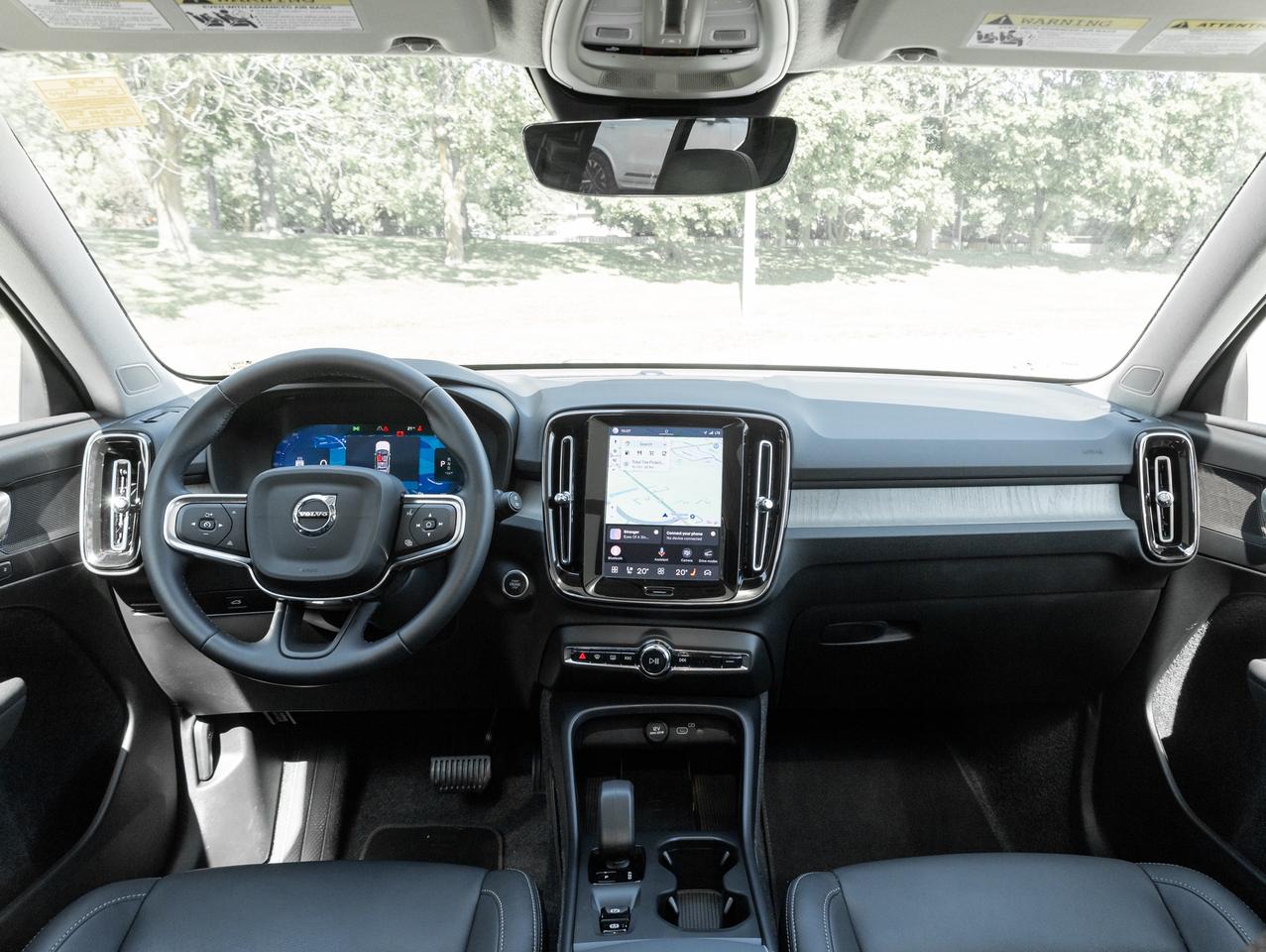 2025 Volvo XC40 B5 AWD Bright Theme  SUPER LOW KM  POWER PANO ROOF Photo