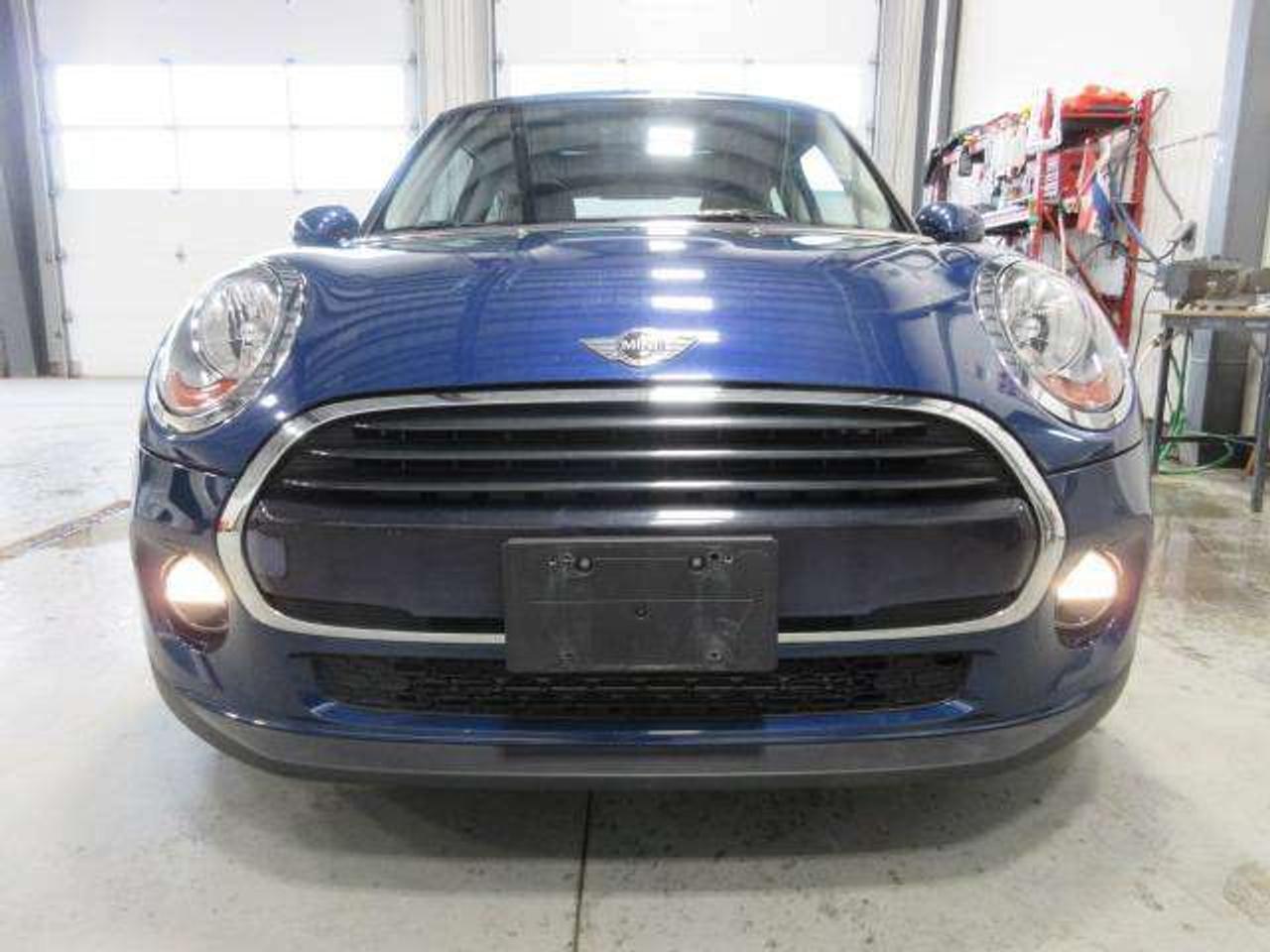 2017 MINI Cooper Hardtop 6-SPD MANUAL, PANO ROOF, LEATHER, 54K! Photo2