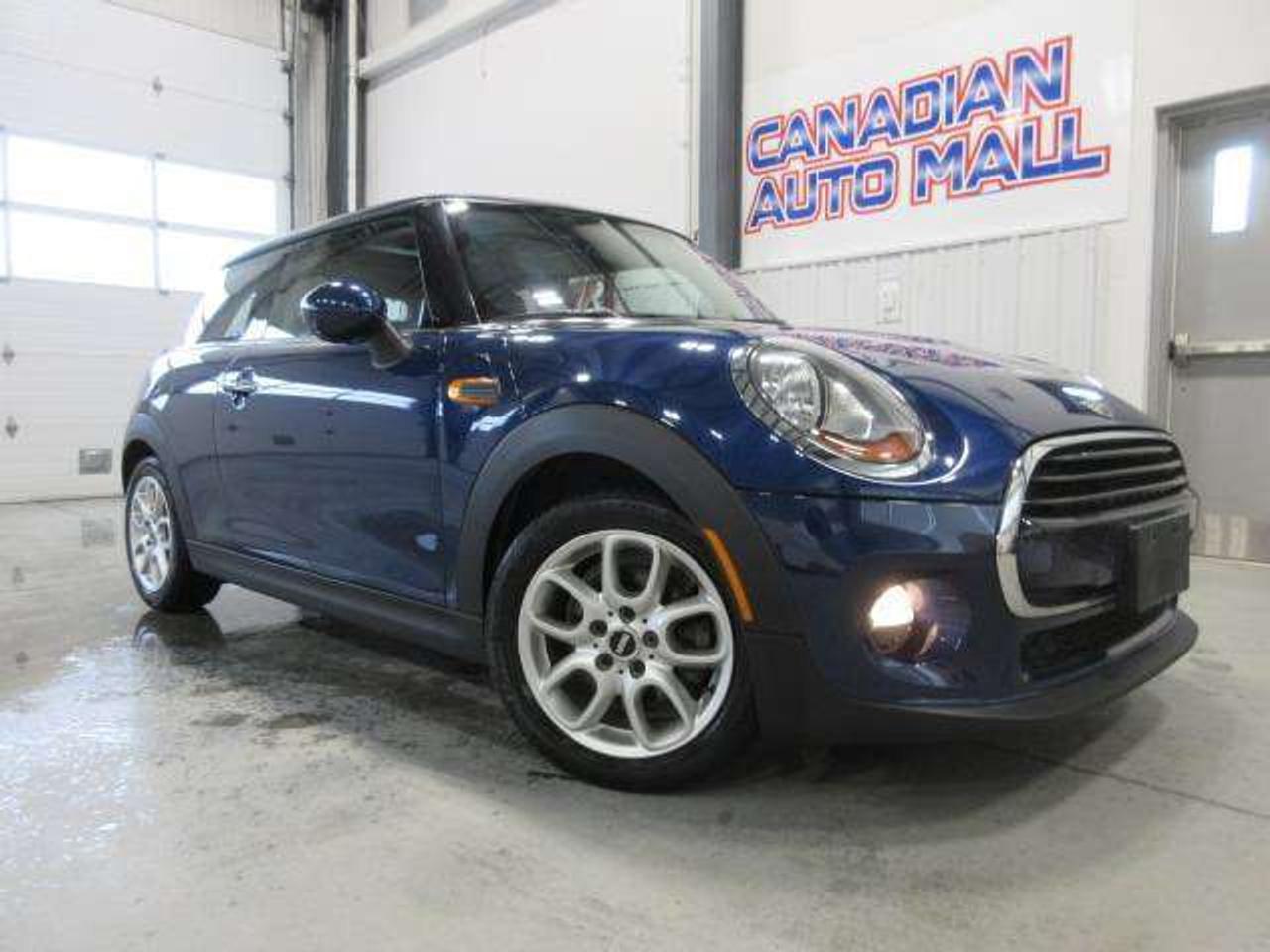 2017 MINI Cooper Hardtop 6-SPD MANUAL, PANO ROOF, LEATHER, 54K! Photo