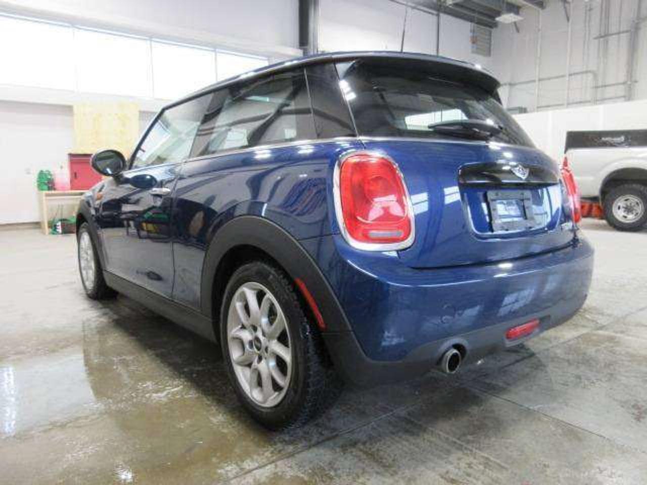 2017 MINI Cooper Hardtop 6-SPD MANUAL, PANO ROOF, LEATHER, 54K! Photo4