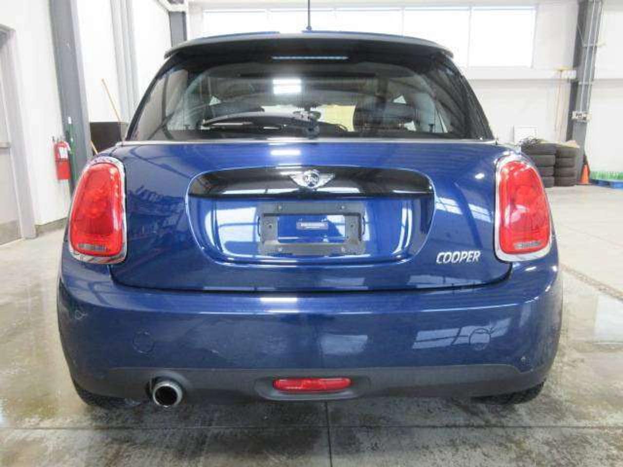 2017 MINI Cooper Hardtop 6-SPD MANUAL, PANO ROOF, LEATHER, 54K! Photo
