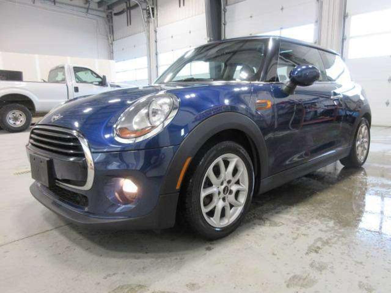 2017 MINI Cooper Hardtop 6-SPD MANUAL, PANO ROOF, LEATHER, 54K! Photo