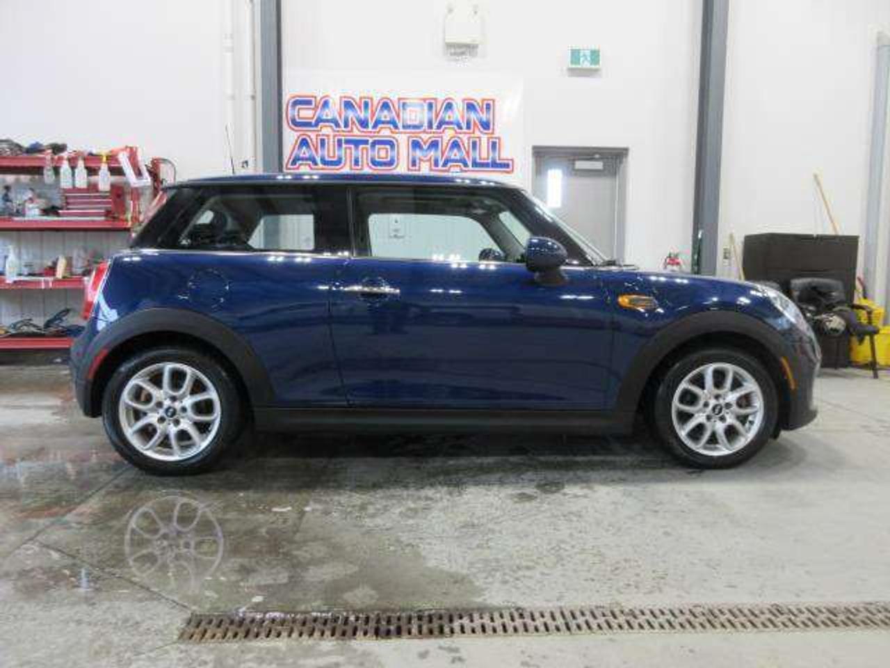 2017 MINI Cooper Hardtop 6-SPD MANUAL, PANO ROOF, LEATHER, 54K! Photo