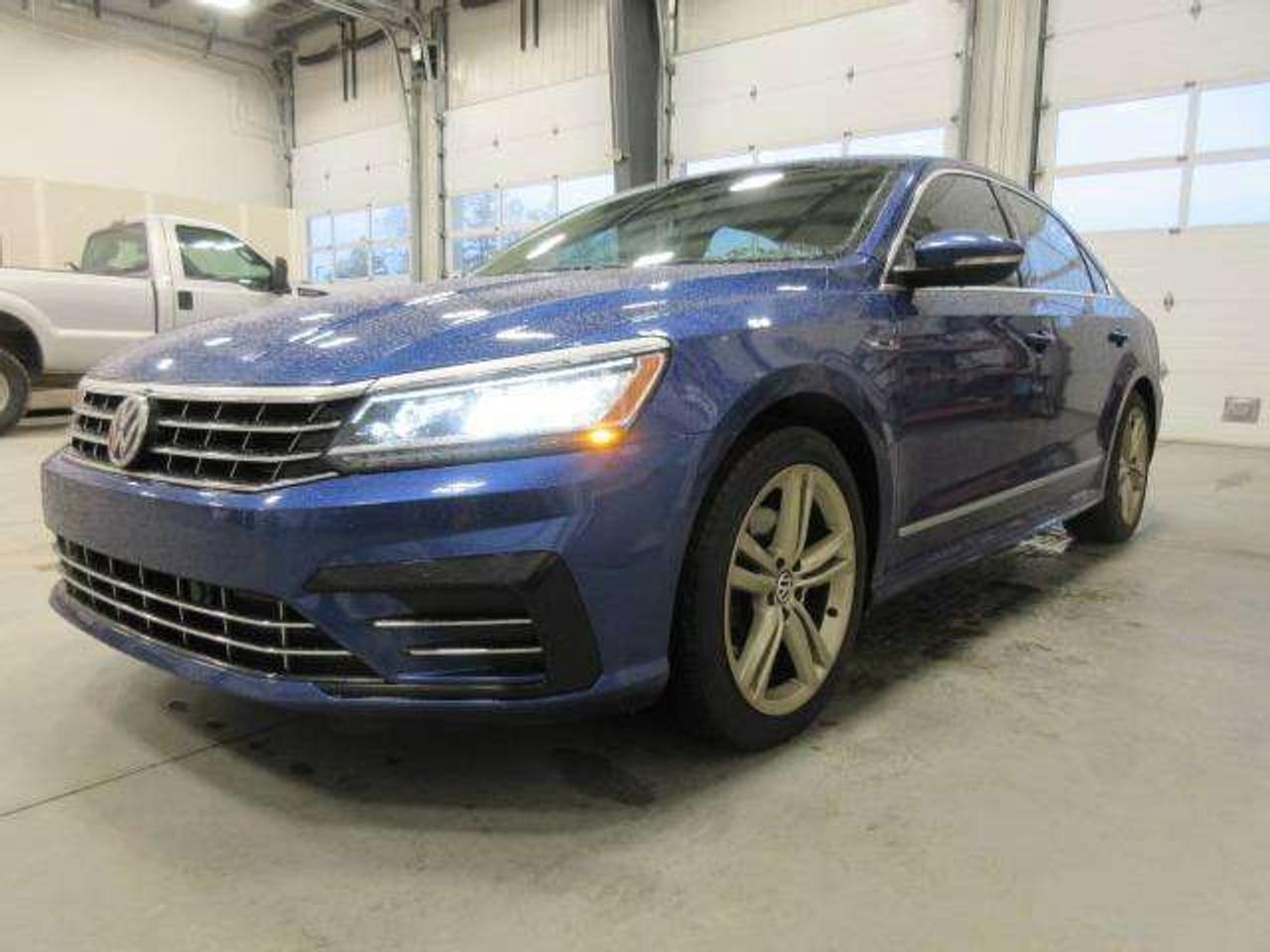 2017 Volkswagen Passat HIGHLINE R-LINE, NAV, ROOF, LEATHER, 101K! Photo