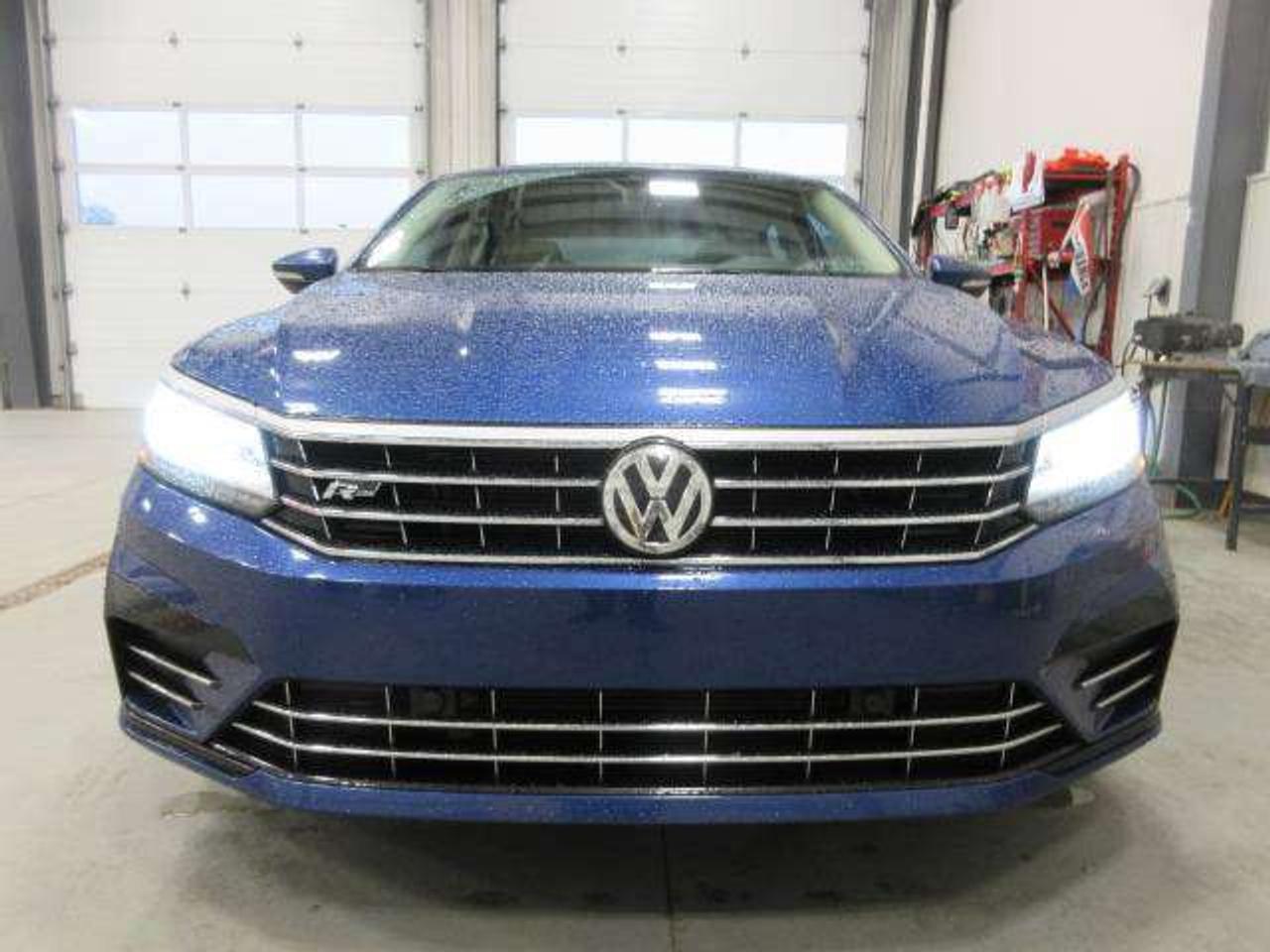 2017 Volkswagen Passat HIGHLINE R-LINE, NAV, ROOF, LEATHER, 101K! Photo2