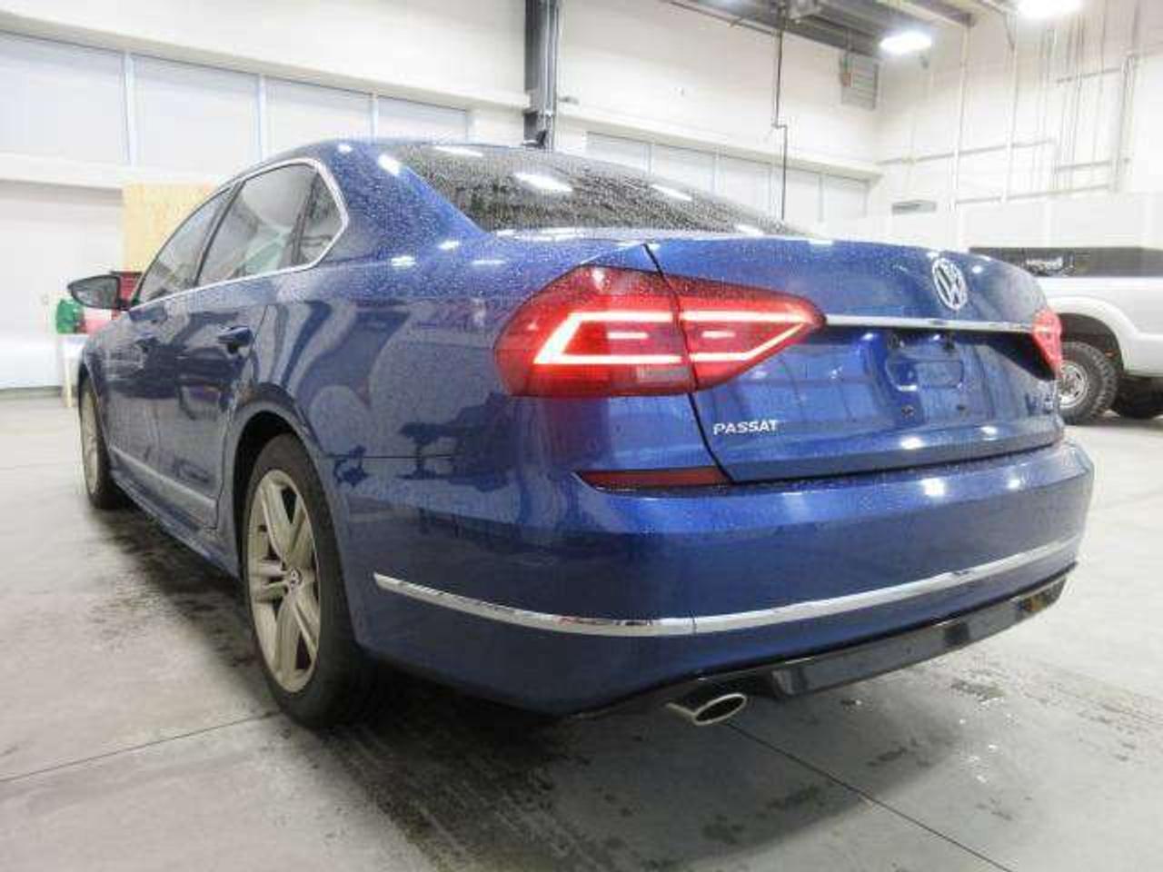 2017 Volkswagen Passat HIGHLINE R-LINE, NAV, ROOF, LEATHER, 101K! Photo
