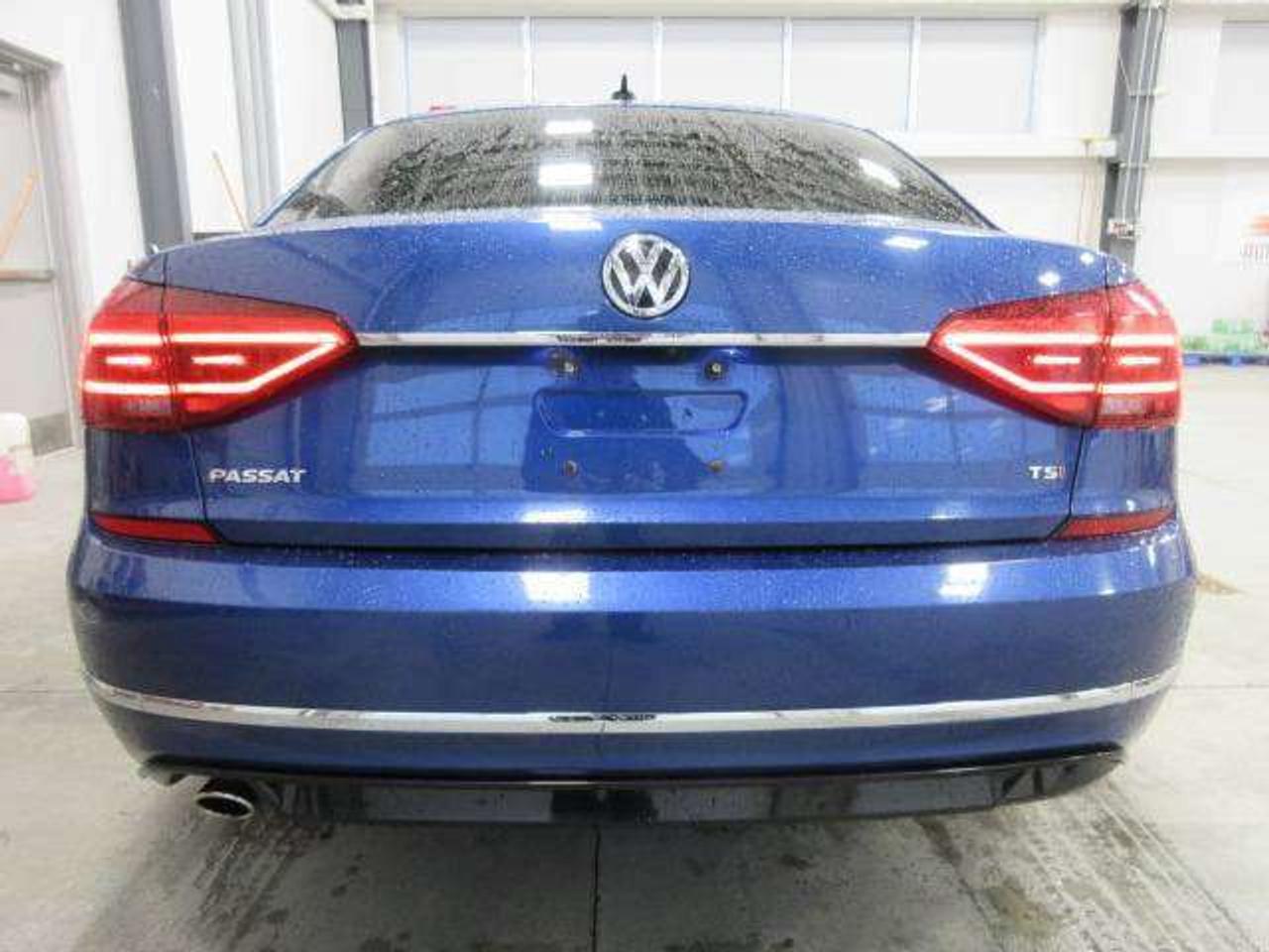 2017 Volkswagen Passat HIGHLINE R-LINE, NAV, ROOF, LEATHER, 101K! Photo