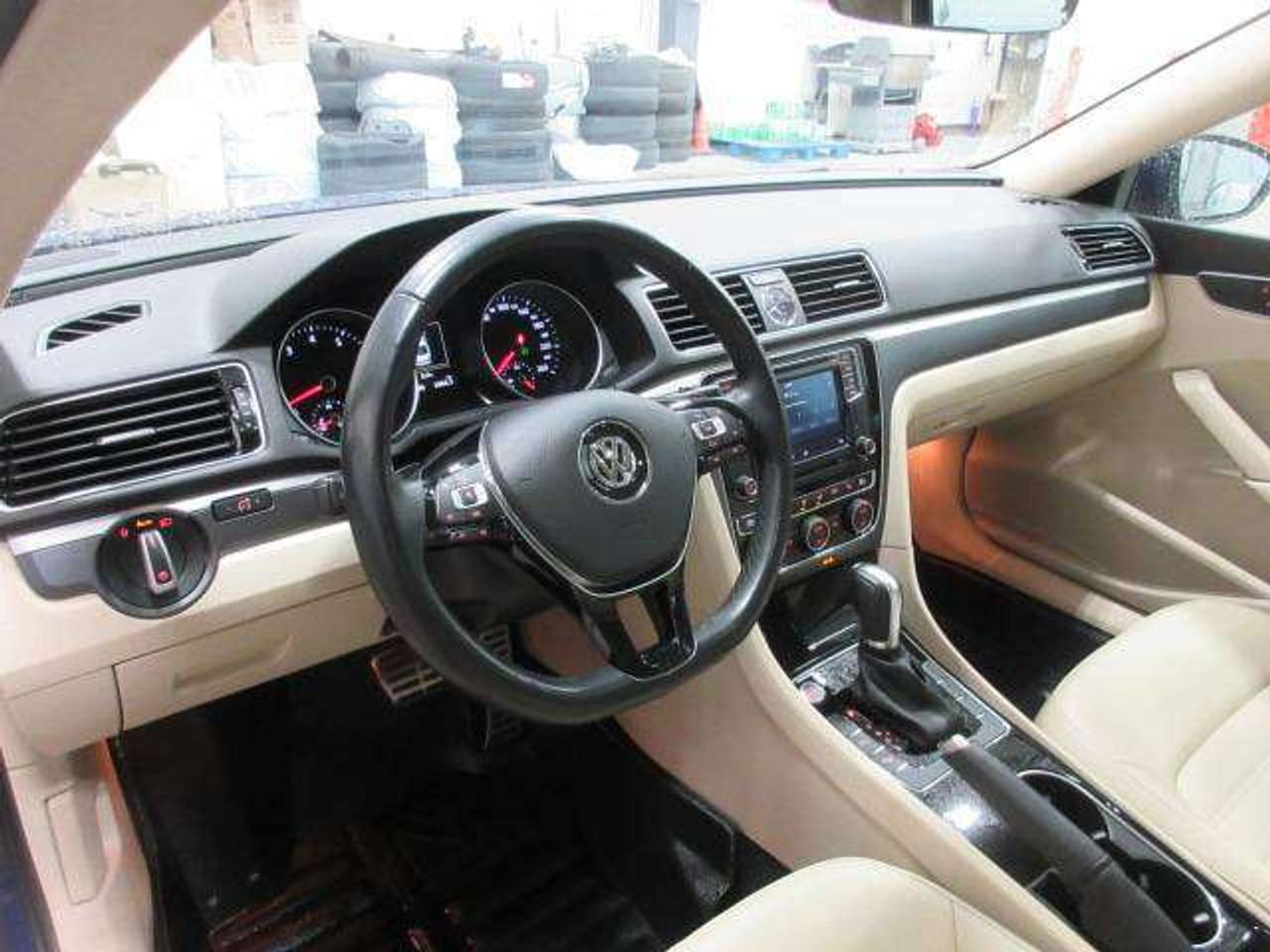2017 Volkswagen Passat HIGHLINE R-LINE, NAV, ROOF, LEATHER, 101K! Photo