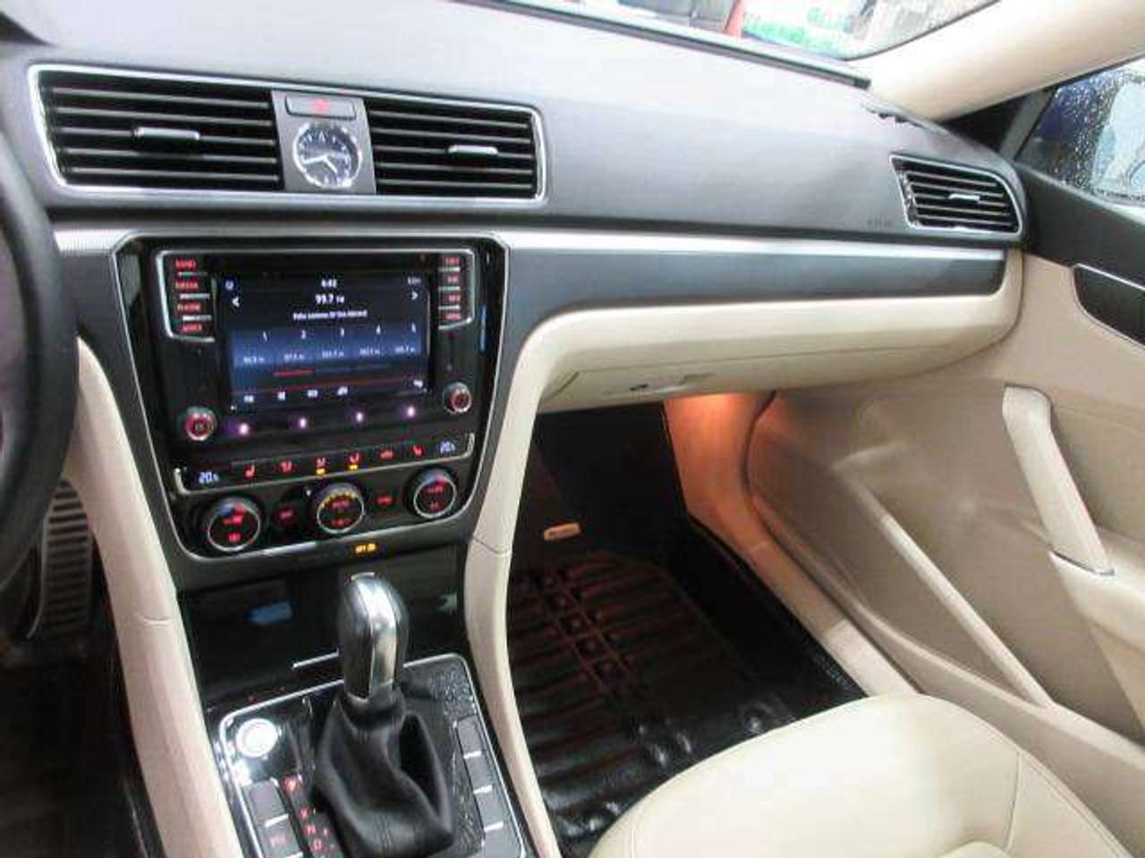 2017 Volkswagen Passat HIGHLINE R-LINE, NAV, ROOF, LEATHER, 101K! Photo