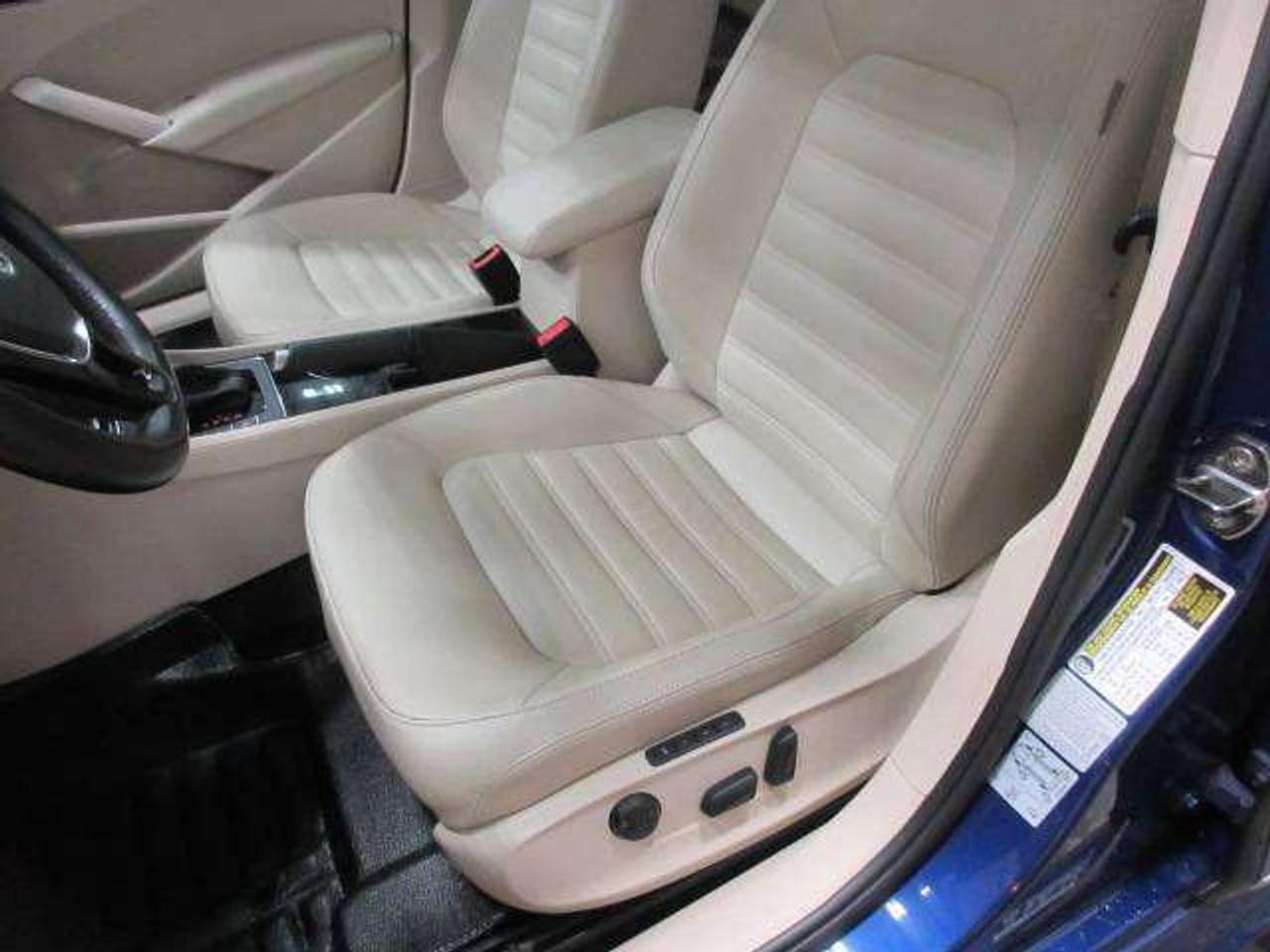 2017 Volkswagen Passat HIGHLINE R-LINE, NAV, ROOF, LEATHER, 101K! Photo