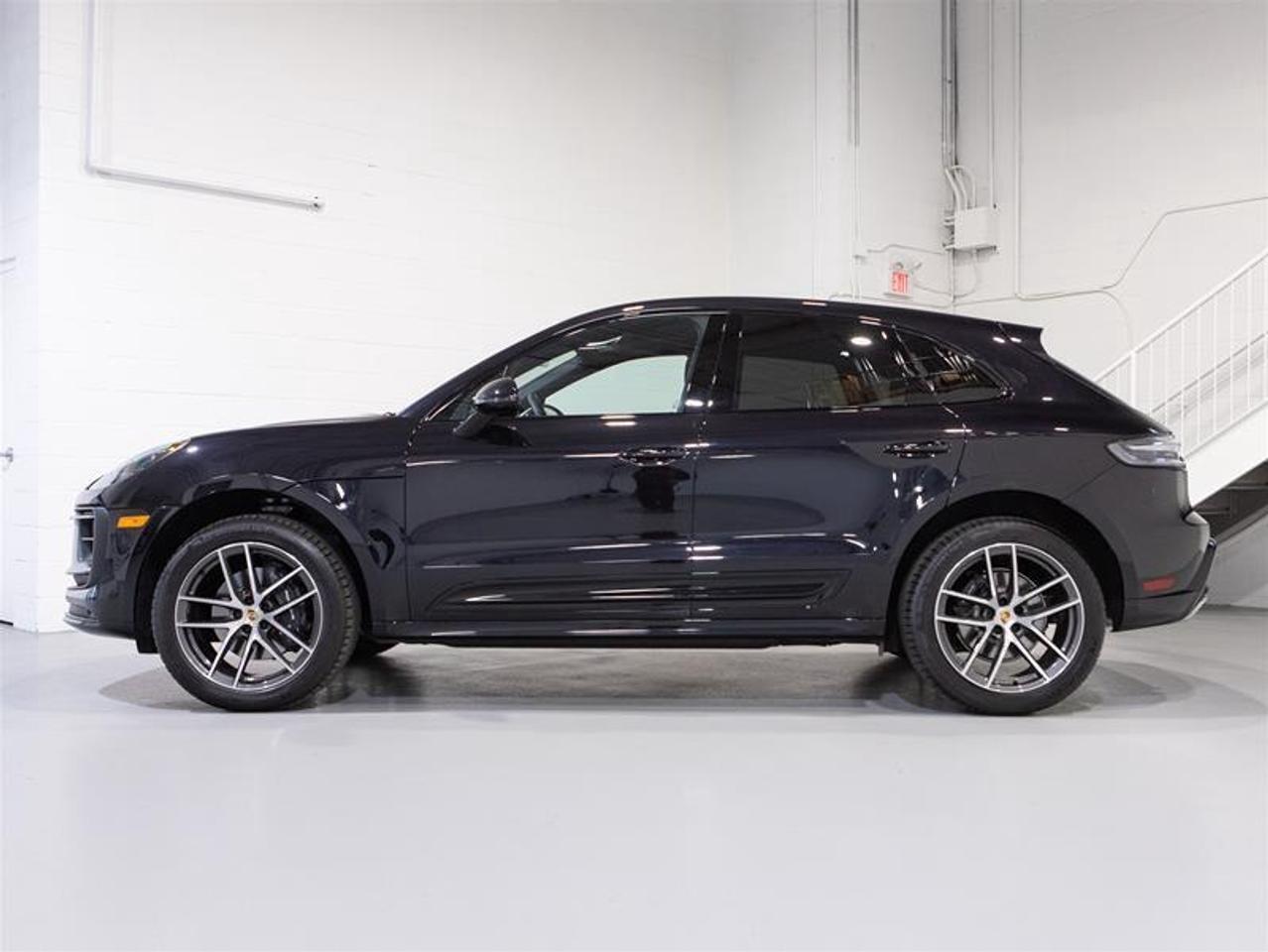 2025 Porsche Macan AWD Photo4