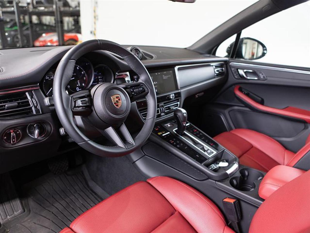 2025 Porsche Macan AWD Photo