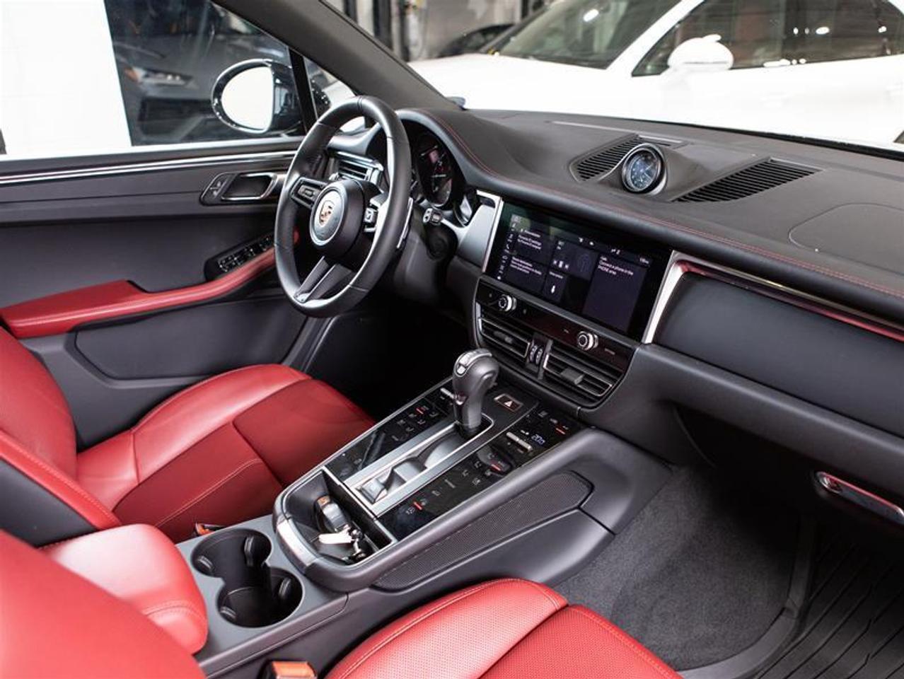 2025 Porsche Macan AWD Photo