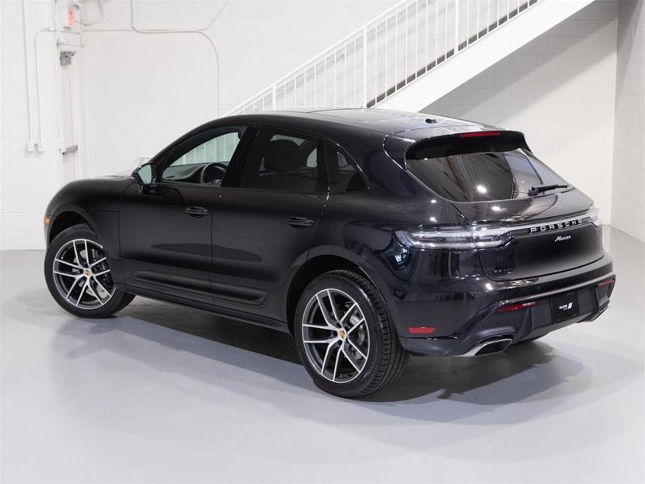 2025 Porsche Macan AWD Photo3