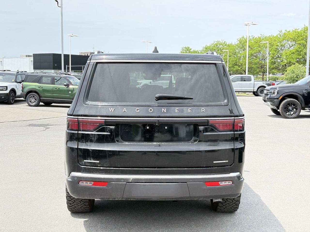 2022 Jeep Wagoneer Series II 4dr 4x4 Photo4