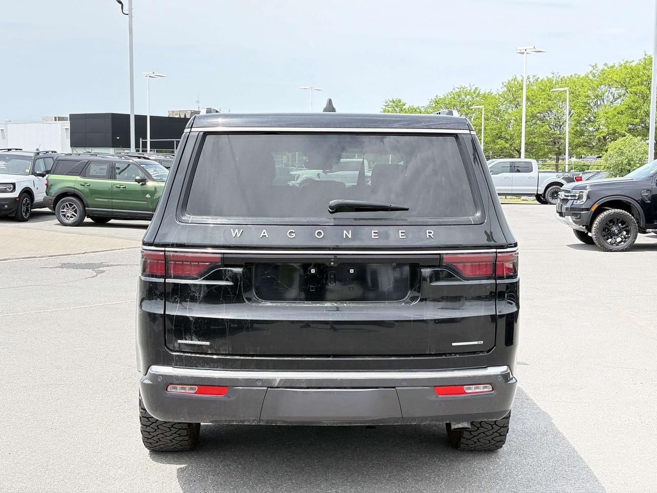 2022 Jeep Wagoneer Series II 4dr 4x4 Photo4