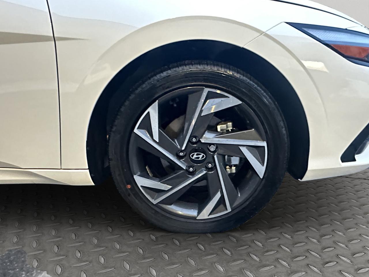 2026 Hyundai Elantra Hybrid Luxury Photo
