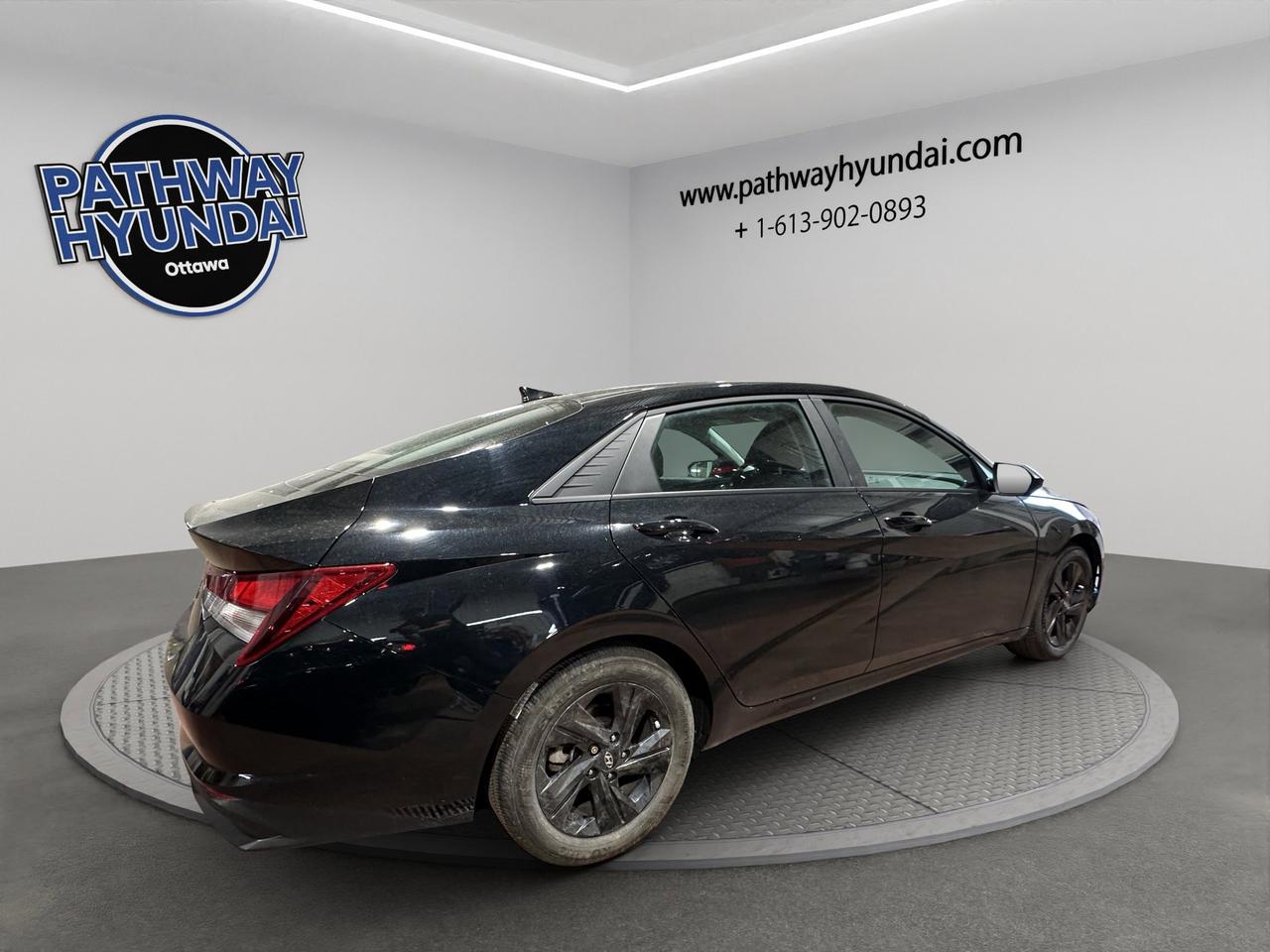 2023 Hyundai Elantra Preferred | Reverse Cam | Heated Seats Photo3