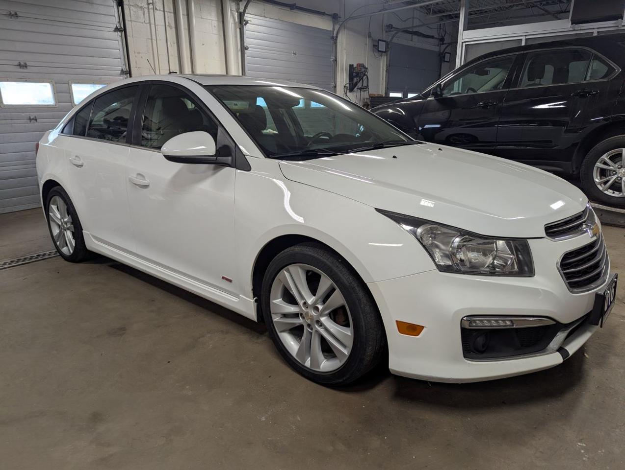 2016 Chevrolet Cruze LT WITH RS PACKAGE/SUNROOF/LEATHER!! Photo2