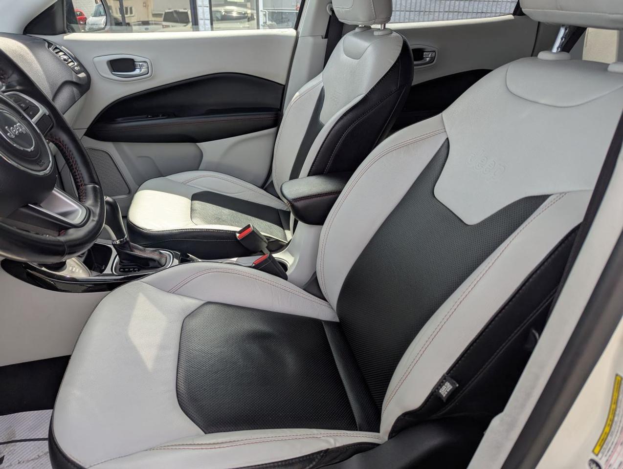 2020 Jeep Compass Limited WITH LEATHER!! Photo