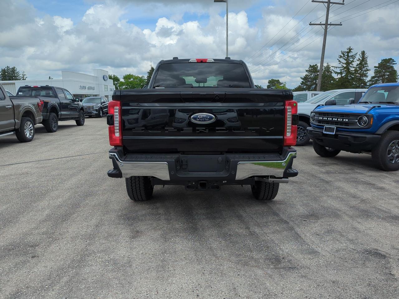 2026 Ford F-250 Lariat Crew Cab 4x4 Photo4