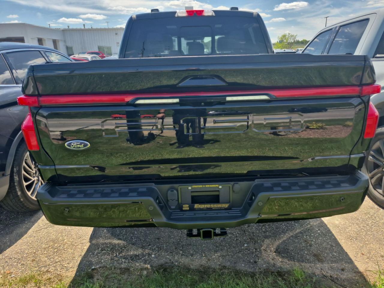 2023 Ford F-150 PLATINUM! LEATHER, 22" RIMS, POWER BOARDS, LOADED! Photo