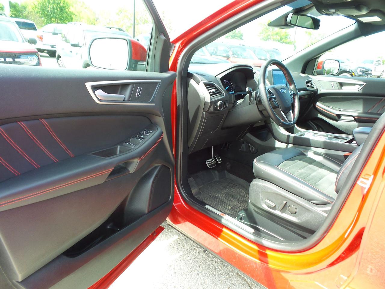 2024 Ford Edge ST-LINE, AWD, MOON, TECH, LOCAL TRADE! Photo