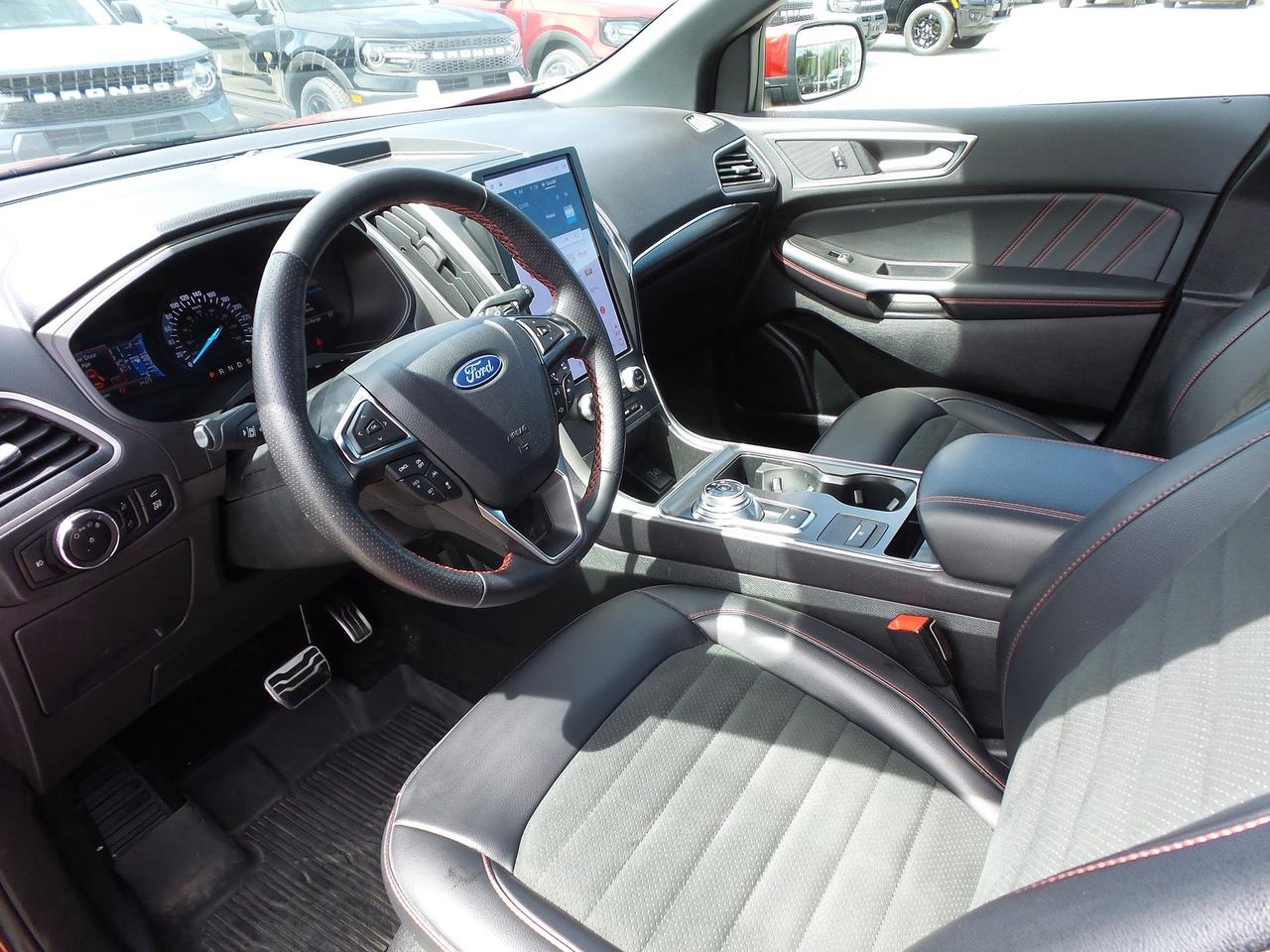 2024 Ford Edge ST-LINE, AWD, MOON, TECH, LOCAL TRADE! Photo
