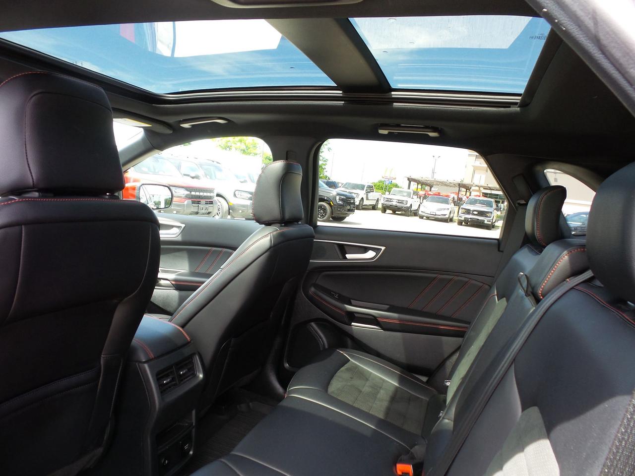 2024 Ford Edge ST-LINE, AWD, MOON, TECH, LOCAL TRADE! Photo