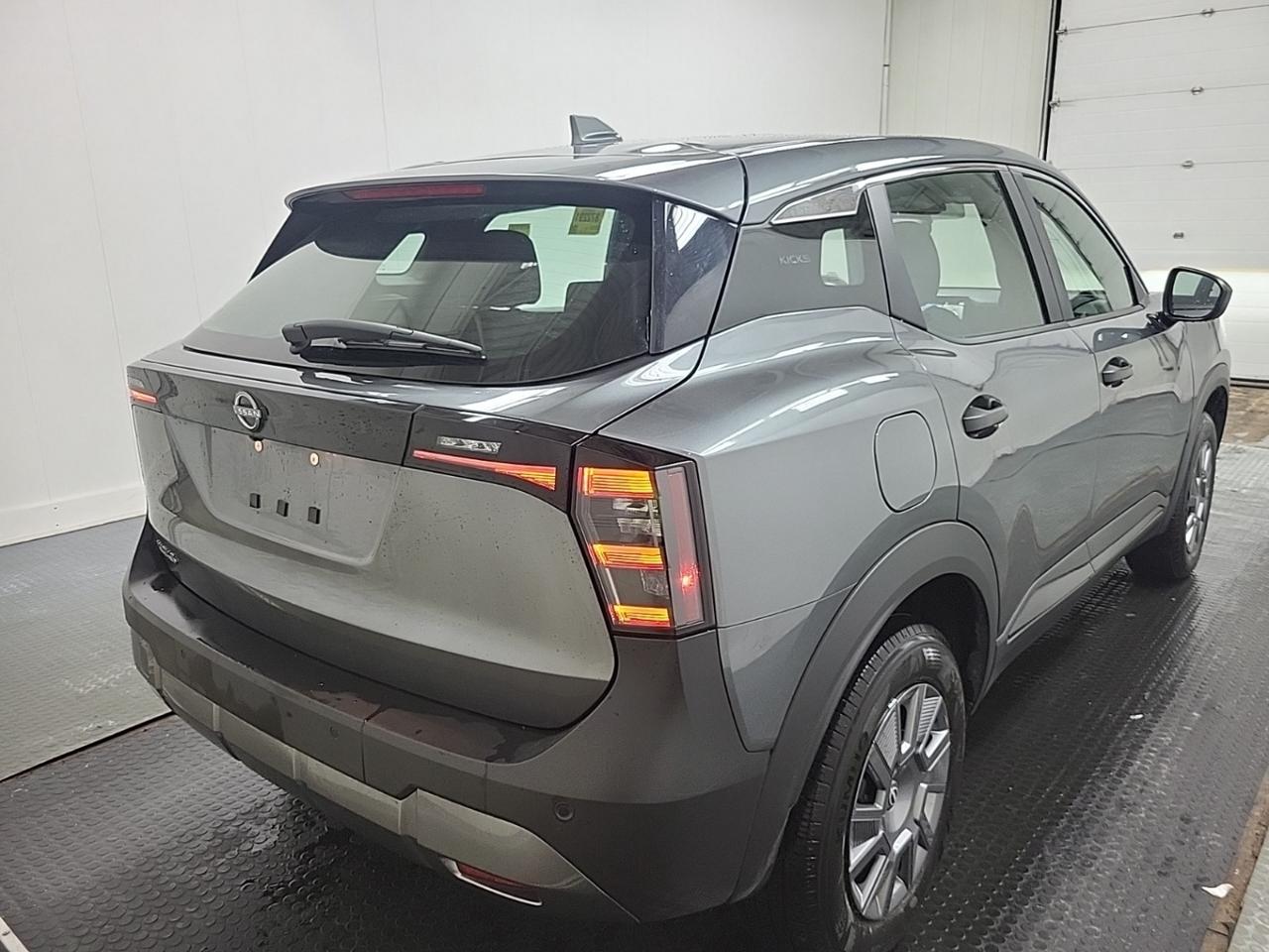 2025 Nissan Kicks S - Blind Spot Monitor - Reverse Camera !!! Photo