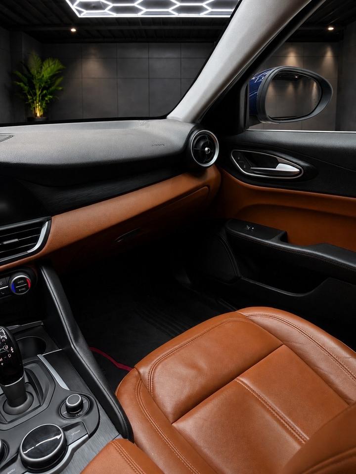 2017 Alfa Romeo Giulia 4dr Sdn RWD Photo