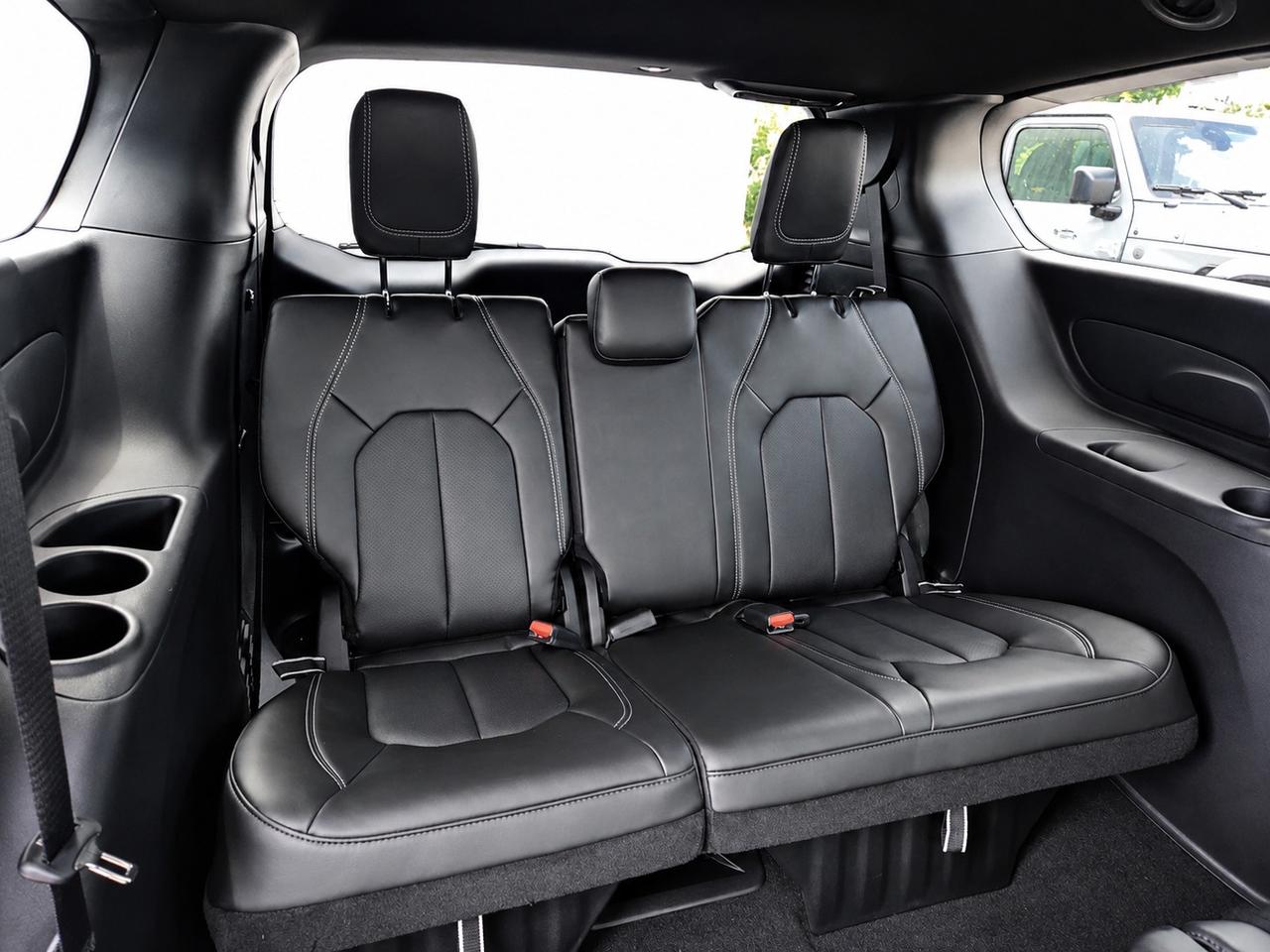2027 Chrysler Pacifica SELECT FWD | Leather | Sunroof | S App Pkg Photo