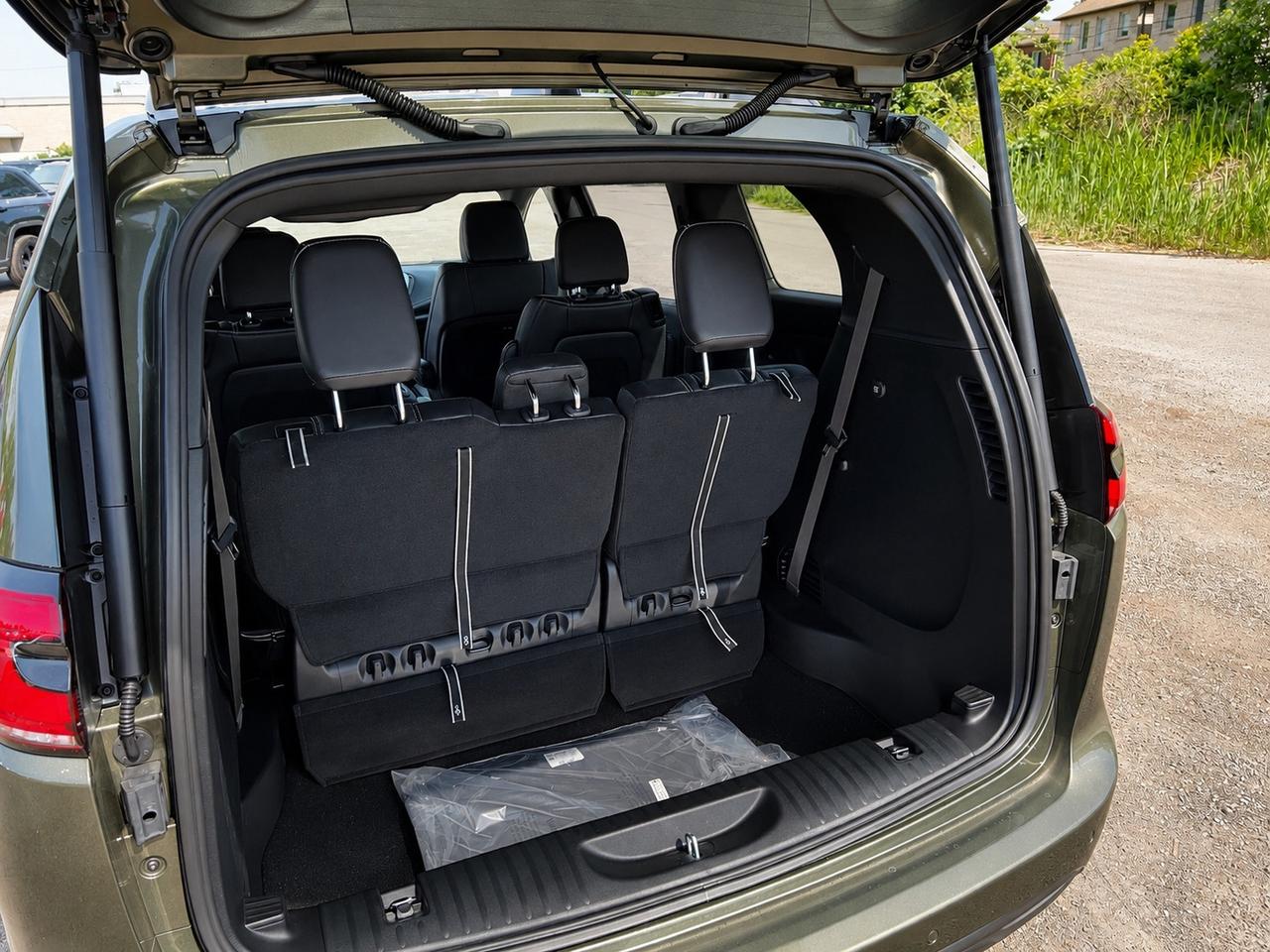 2027 Chrysler Pacifica SELECT | Leather | S APP PKG | Safety | Sunroof Photo