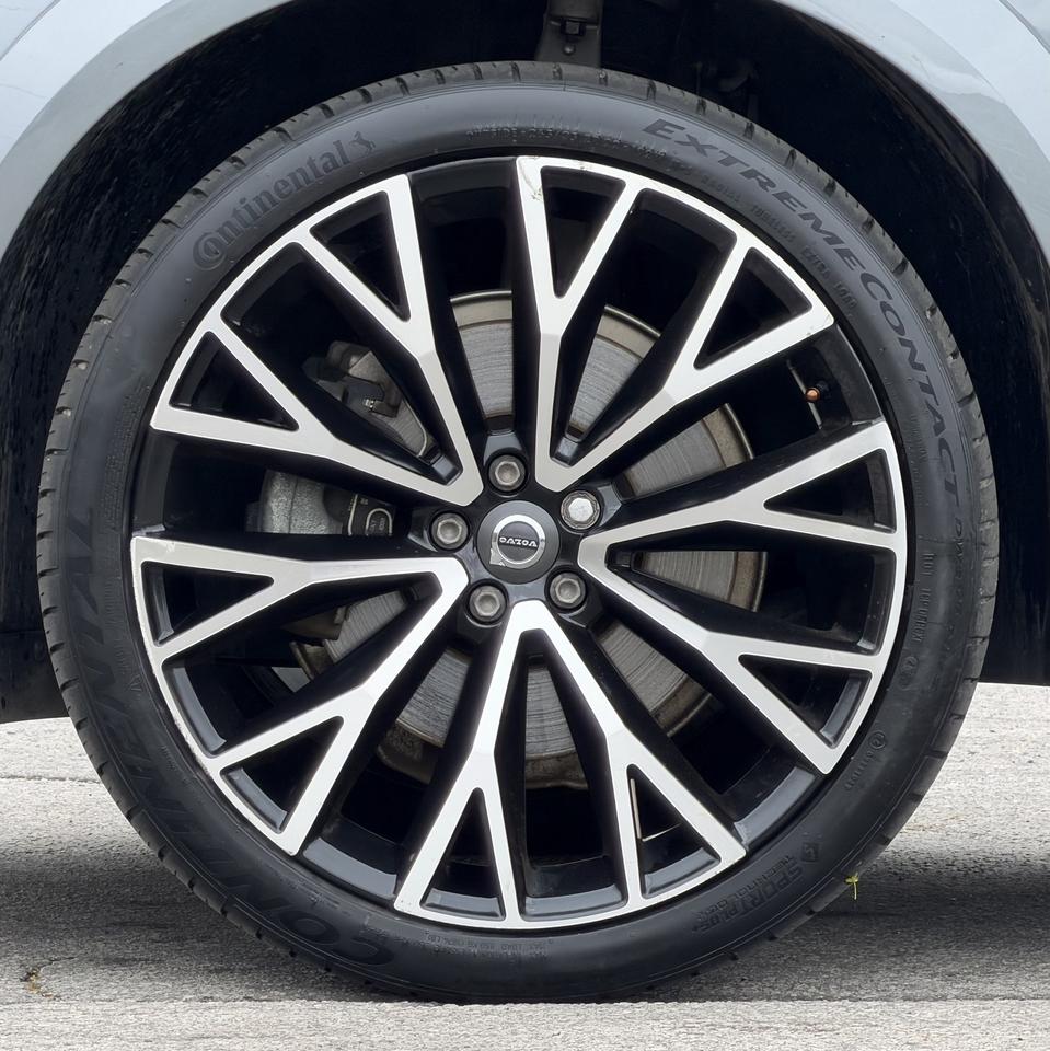 2019 Volvo XC60 T6 AWD R-Design Photo