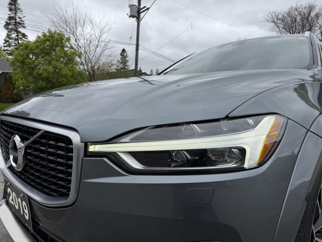 2019 Volvo XC60 T6 AWD R-Design Photo