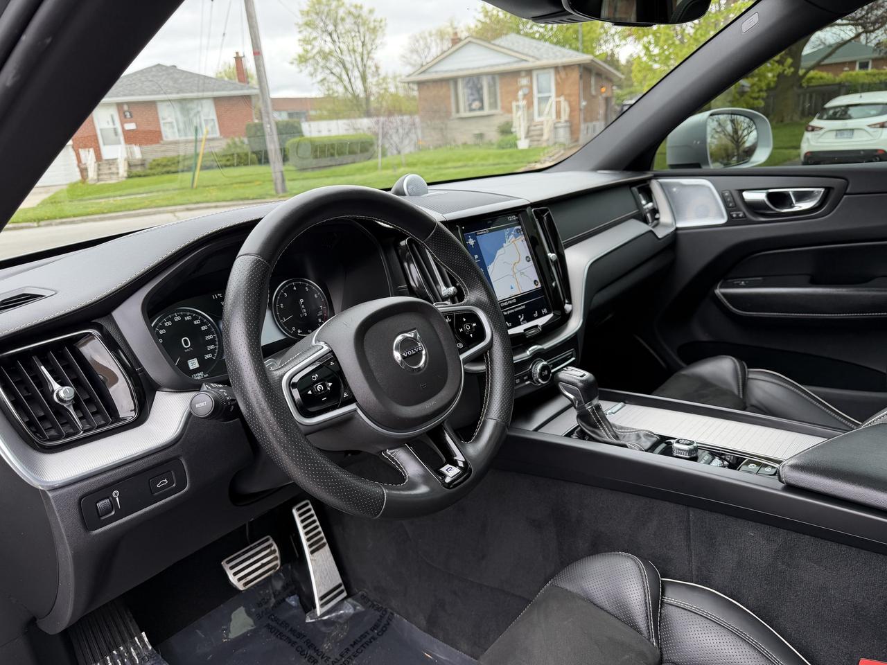 2019 Volvo XC60 T6 AWD R-Design Photo