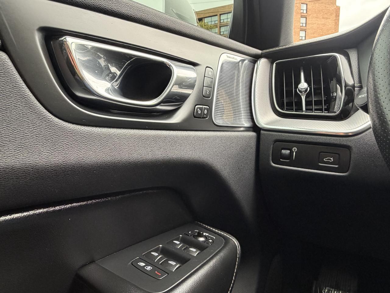 2019 Volvo XC60 T6 AWD R-Design Photo