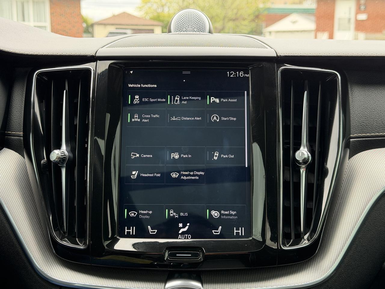 2019 Volvo XC60 T6 AWD R-Design Photo