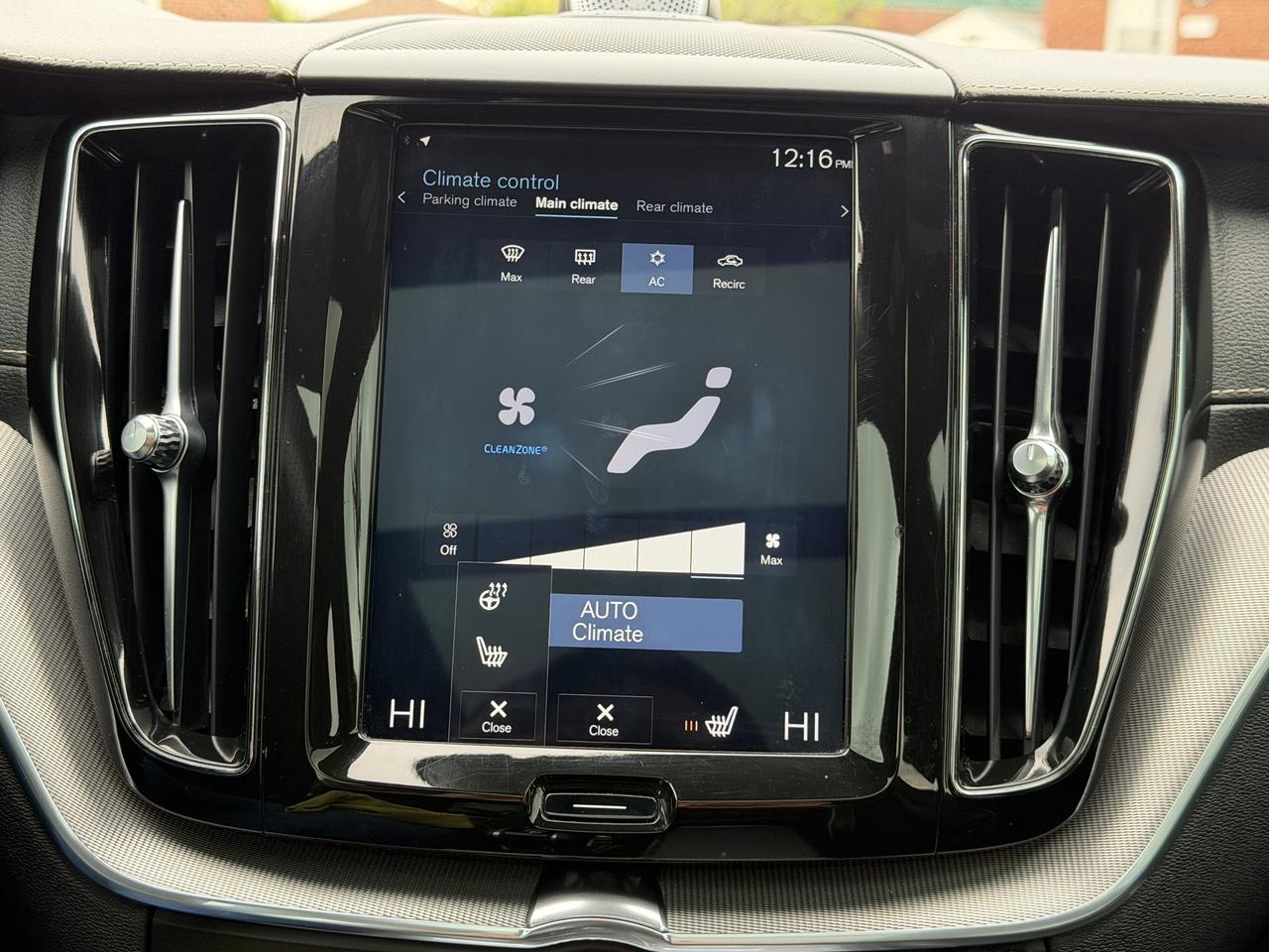 2019 Volvo XC60 T6 AWD R-Design Photo