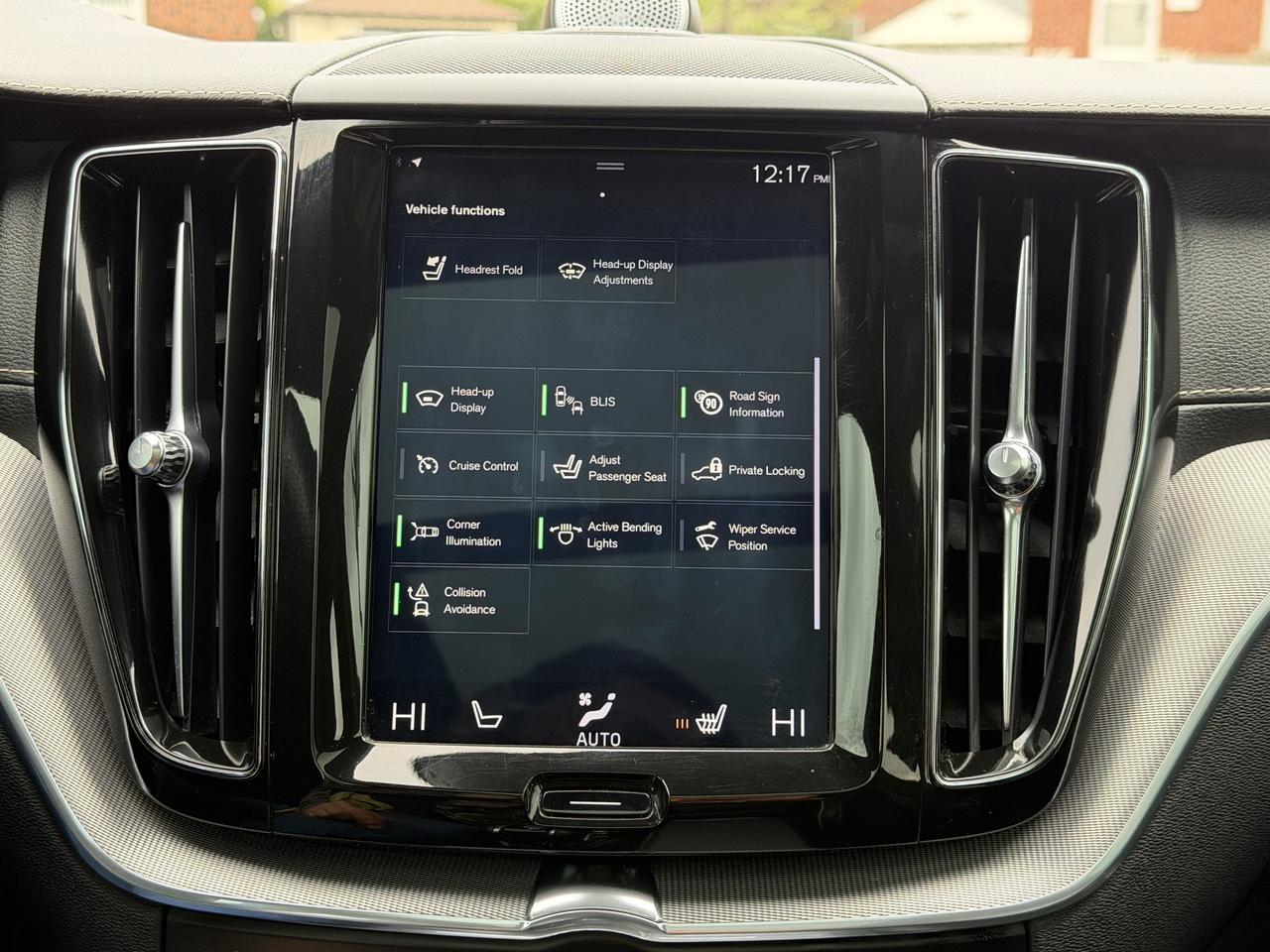 2019 Volvo XC60 T6 AWD R-Design Photo