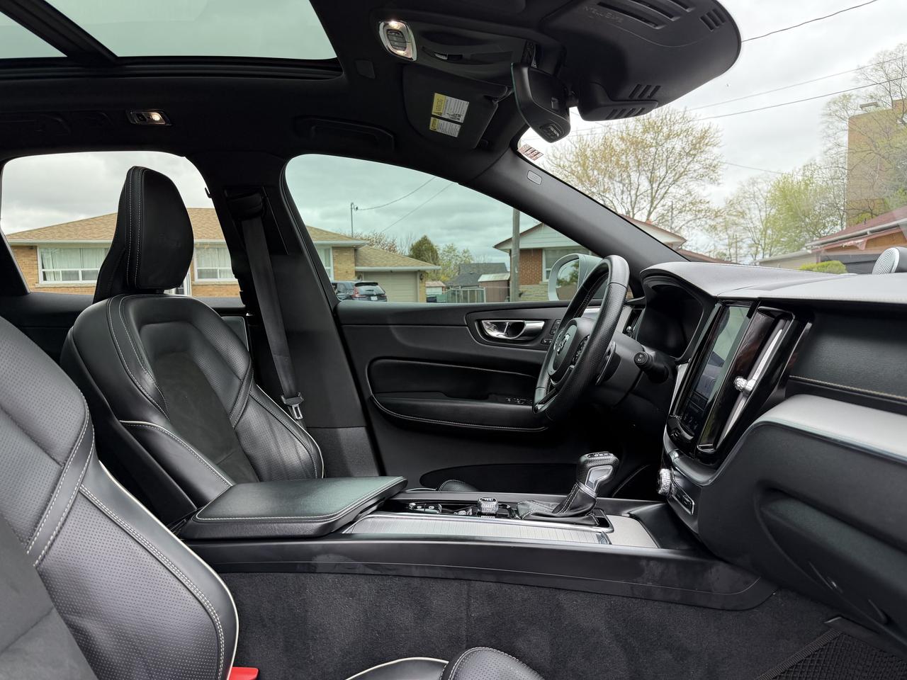 2019 Volvo XC60 T6 AWD R-Design Photo