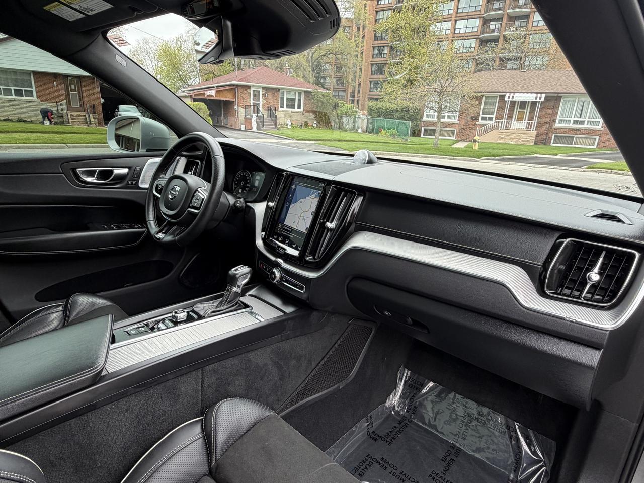 2019 Volvo XC60 T6 AWD R-Design Photo