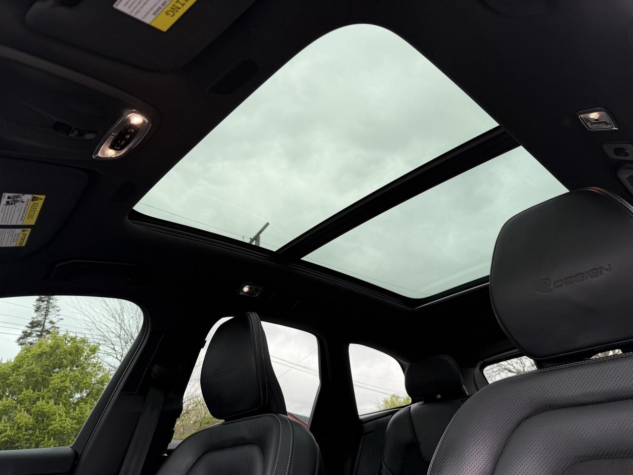 2019 Volvo XC60 T6 AWD R-Design Photo