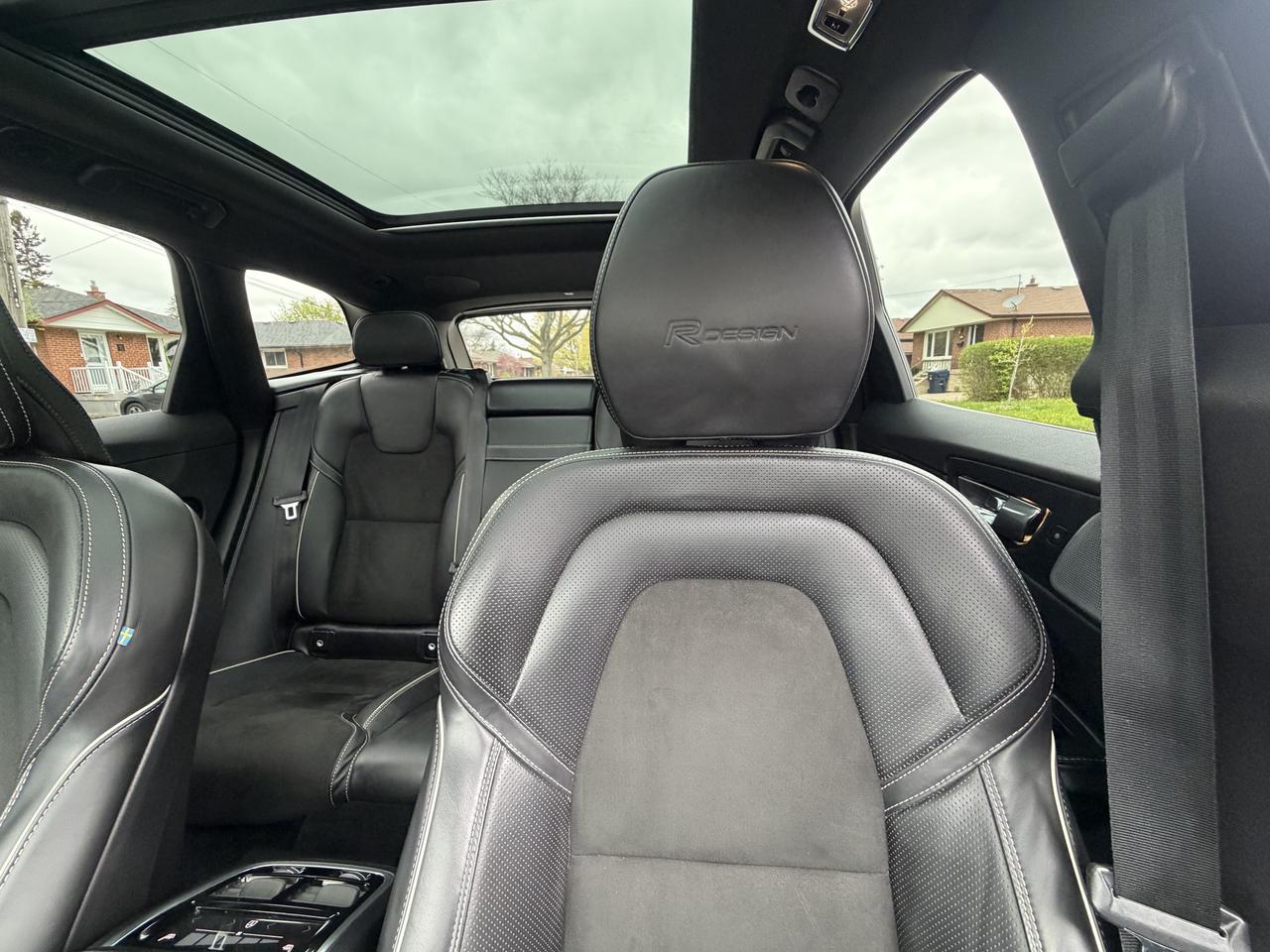 2019 Volvo XC60 T6 AWD R-Design Photo