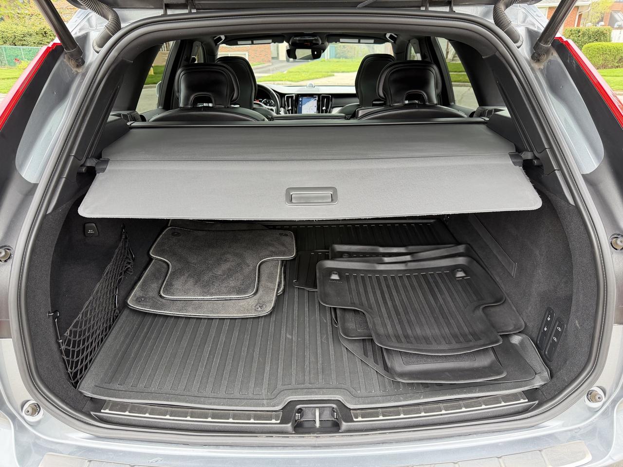 2019 Volvo XC60 T6 AWD R-Design Photo