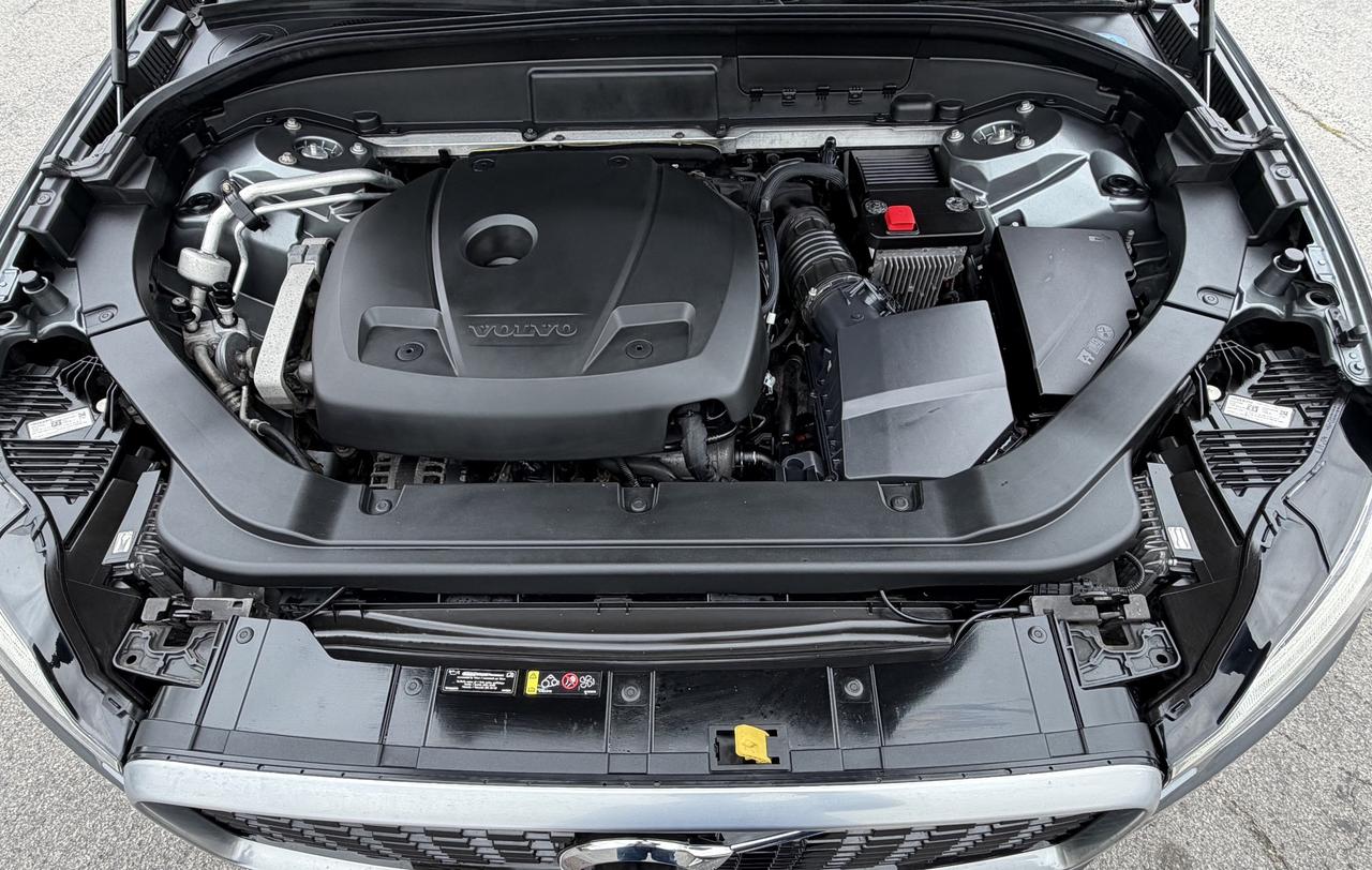 2019 Volvo XC60 T6 AWD R-Design Photo