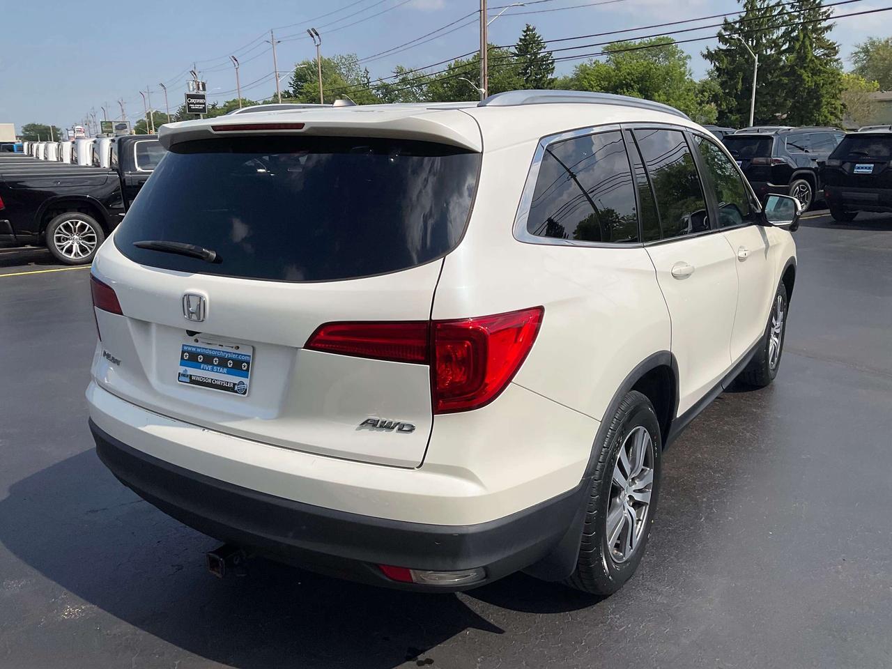 2017 Honda Pilot w/Navigation Photo4
