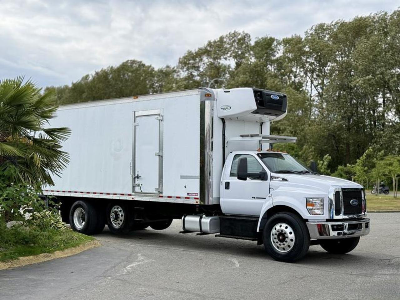Used 2019 Ford F-750 Super Duty 26-Foot Reefer Cube Van with Tag Axle and Power Tailgate for sale in Burnaby, BC