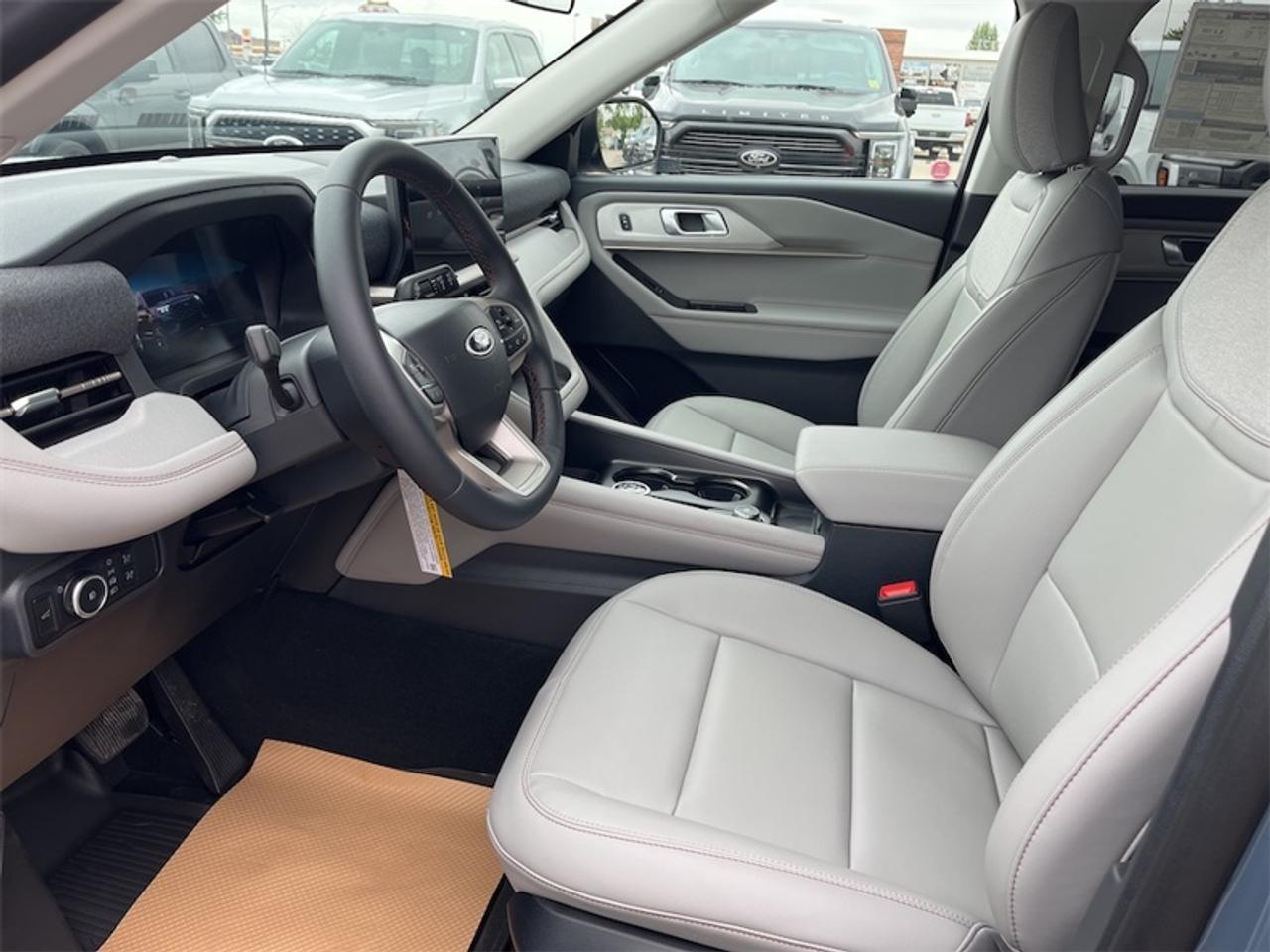 2026 Ford Explorer Active Photo5